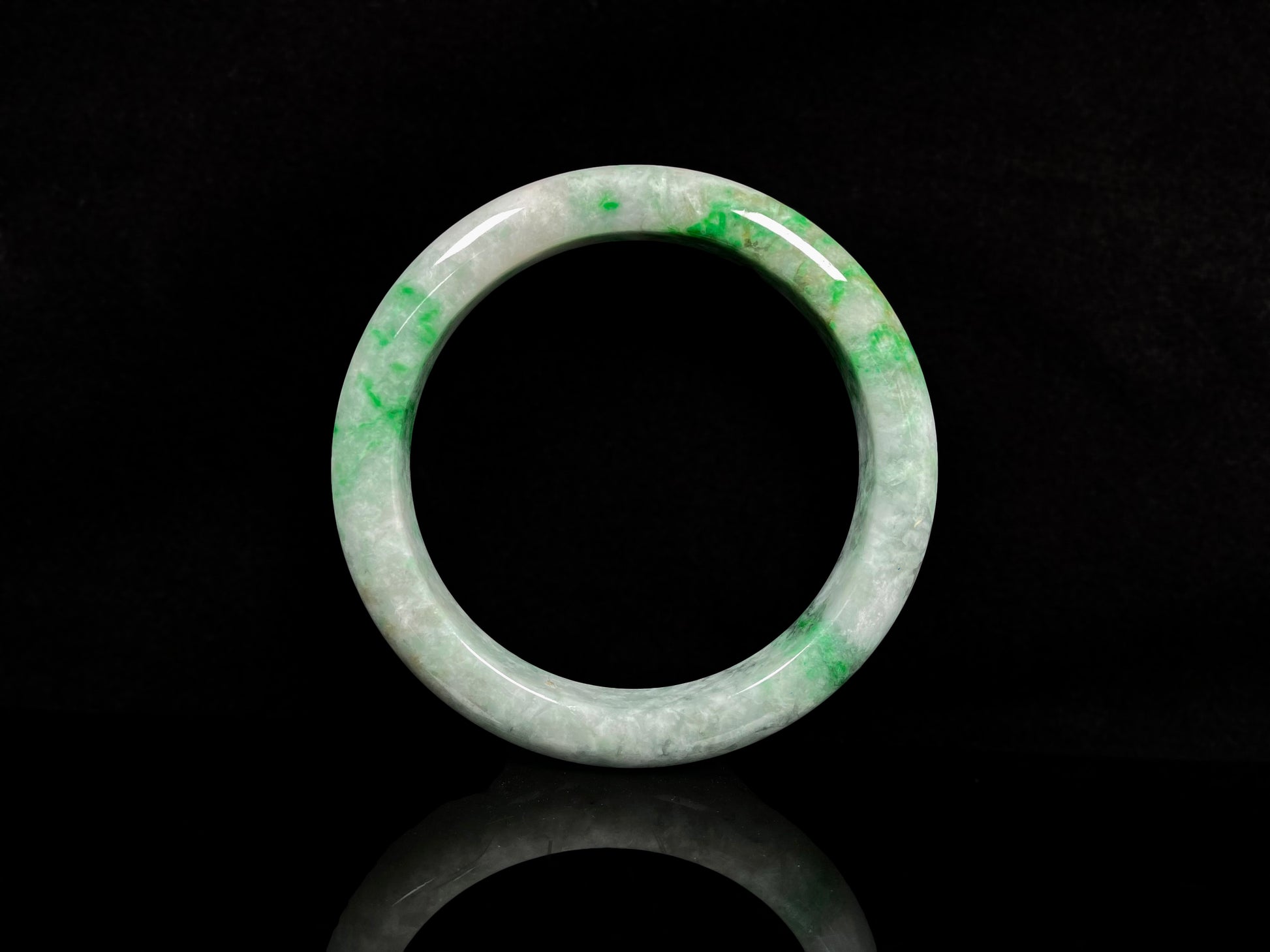 A white-base green-pattern jadeite bangles.