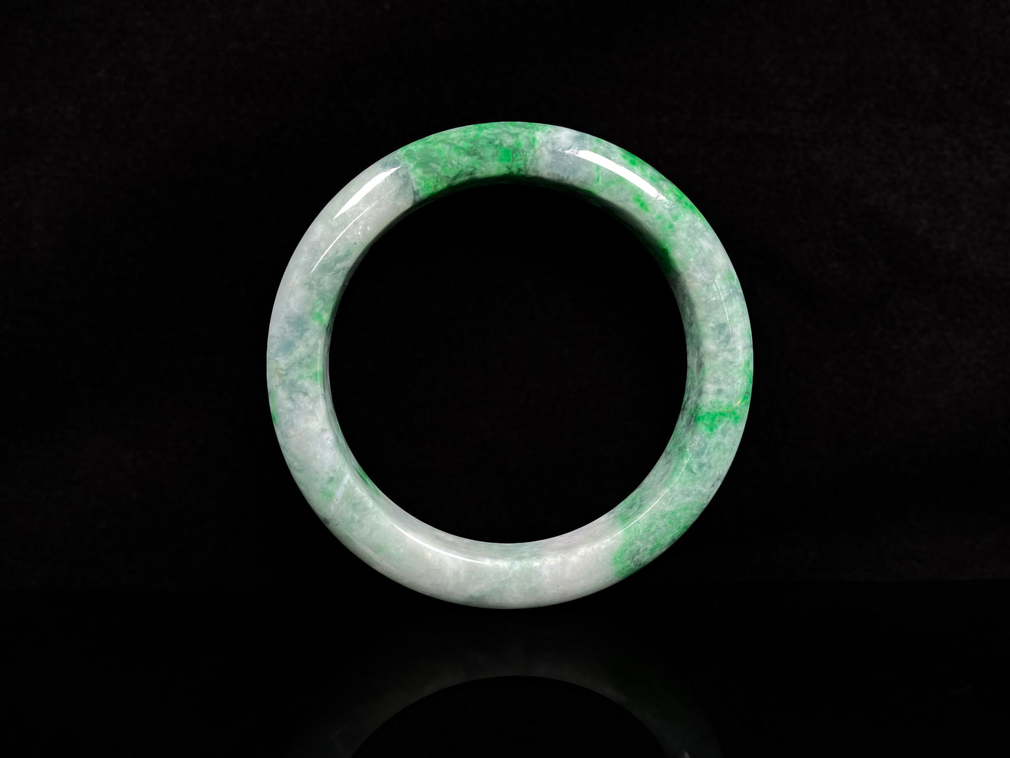 A white-base green-pattern jadeite bangles.