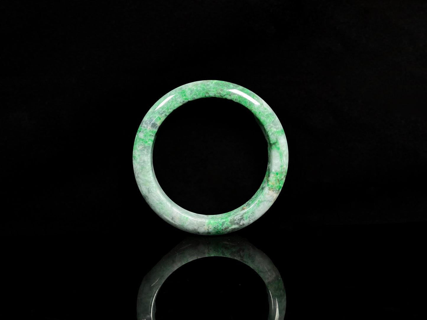 A white-base green-pattern jadeite bangles.