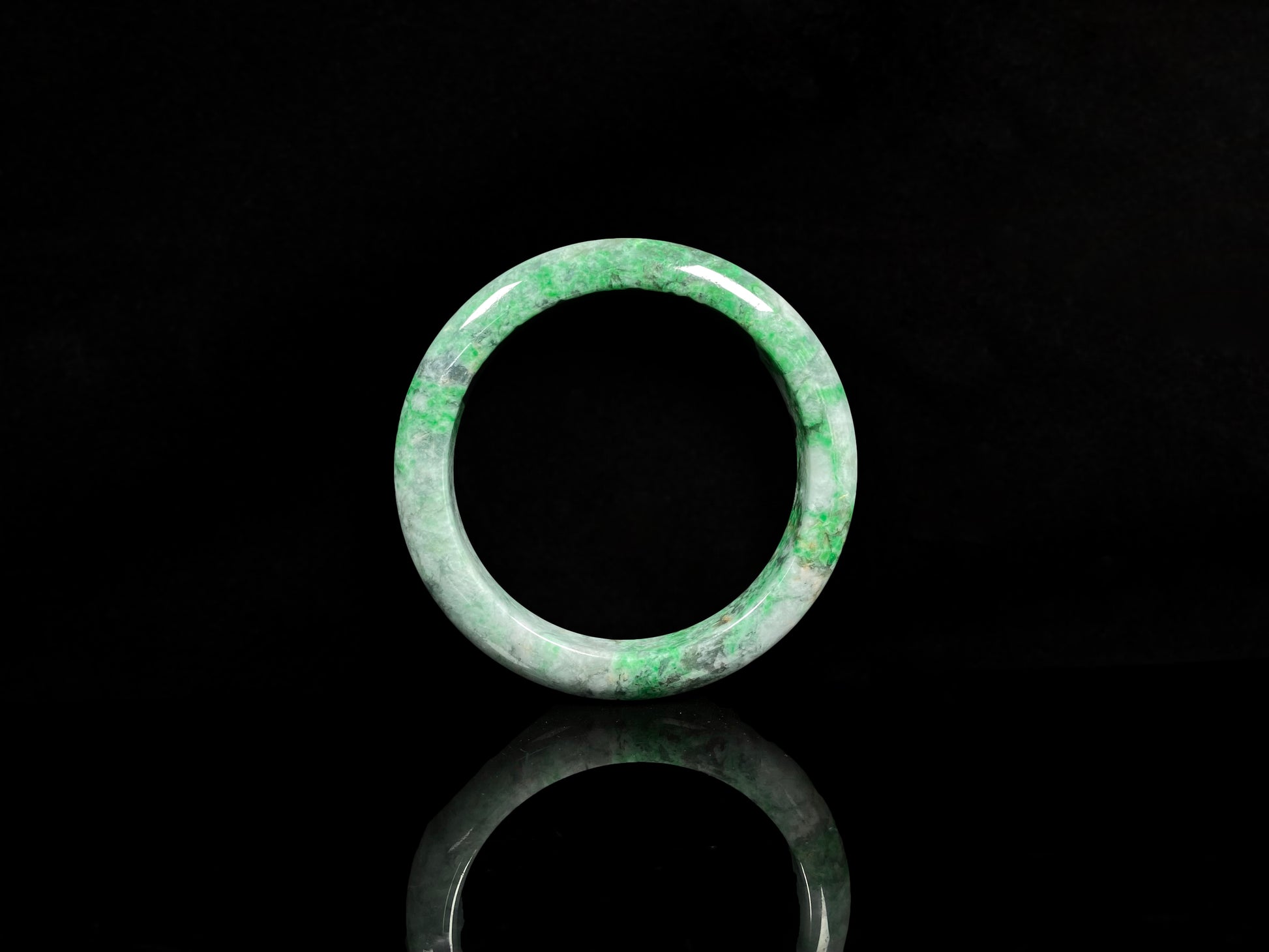 A white-base green-pattern jadeite bangles.