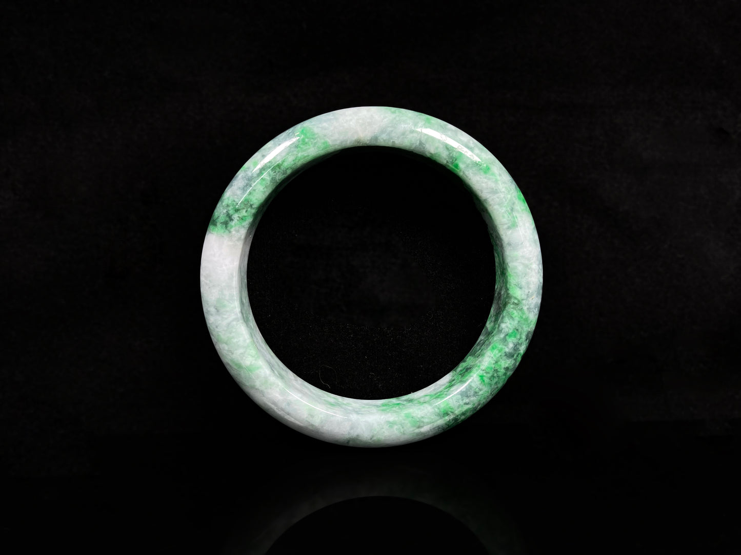 A white-base green-pattern jadeite bangles.