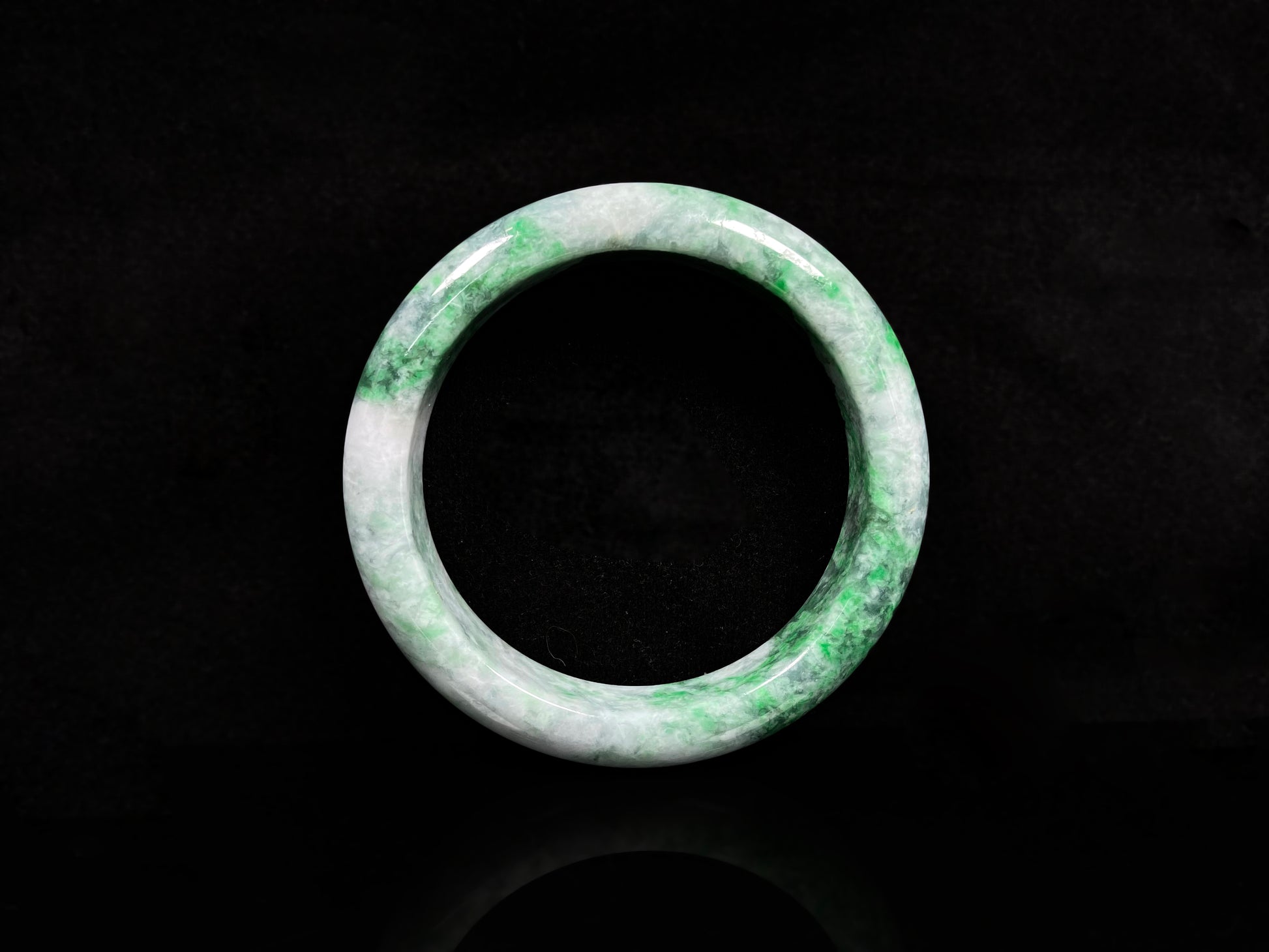 A white-base green-pattern jadeite bangles.