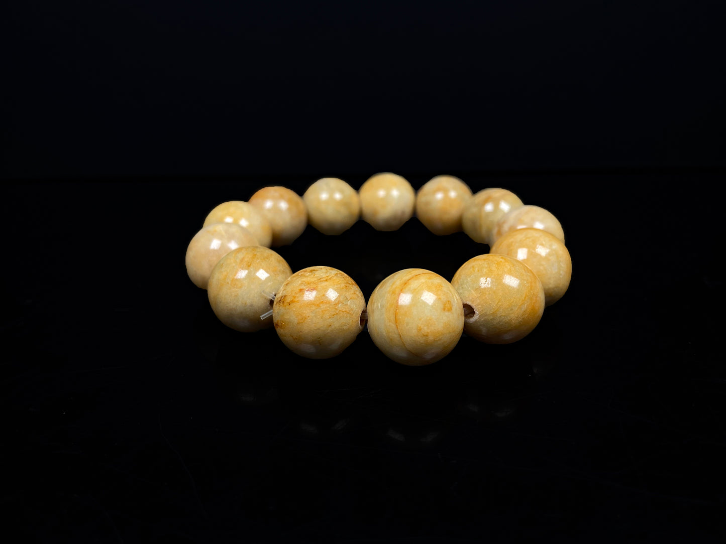 A warm sugar yellow jadeite beads bracelet.