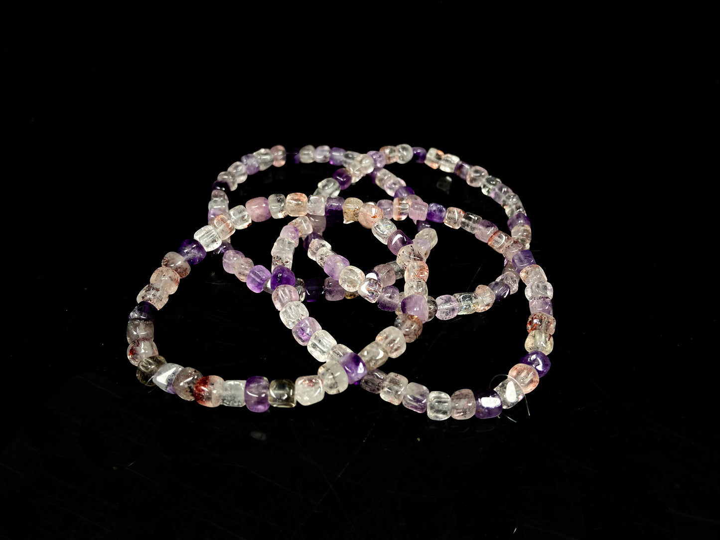 A mixed purple and clear tones crystal beads bracelet.
