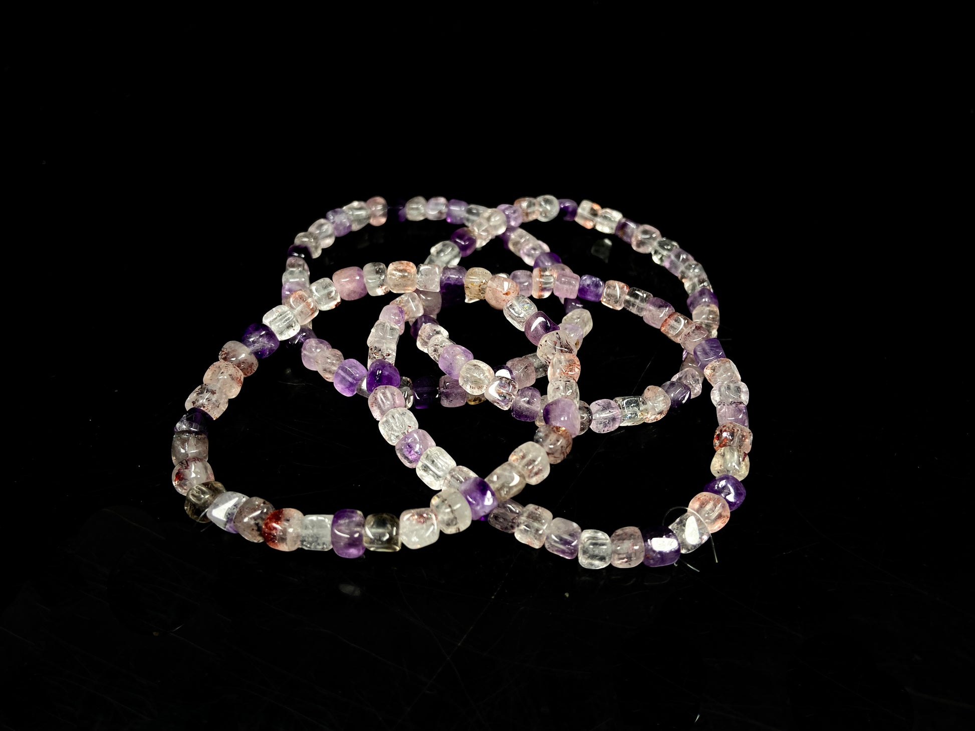 A mixed purple and clear tones crystal beads bracelet.