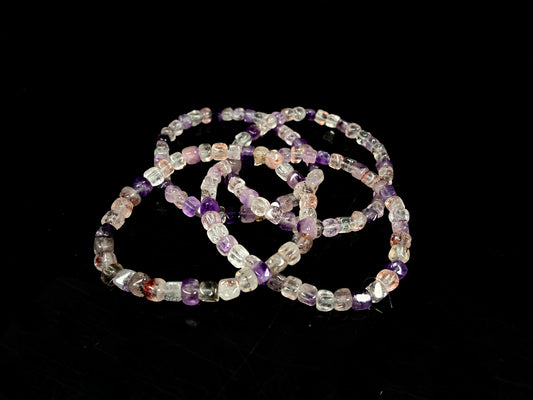 A mixed purple and clear tones crystal beads bracelet.