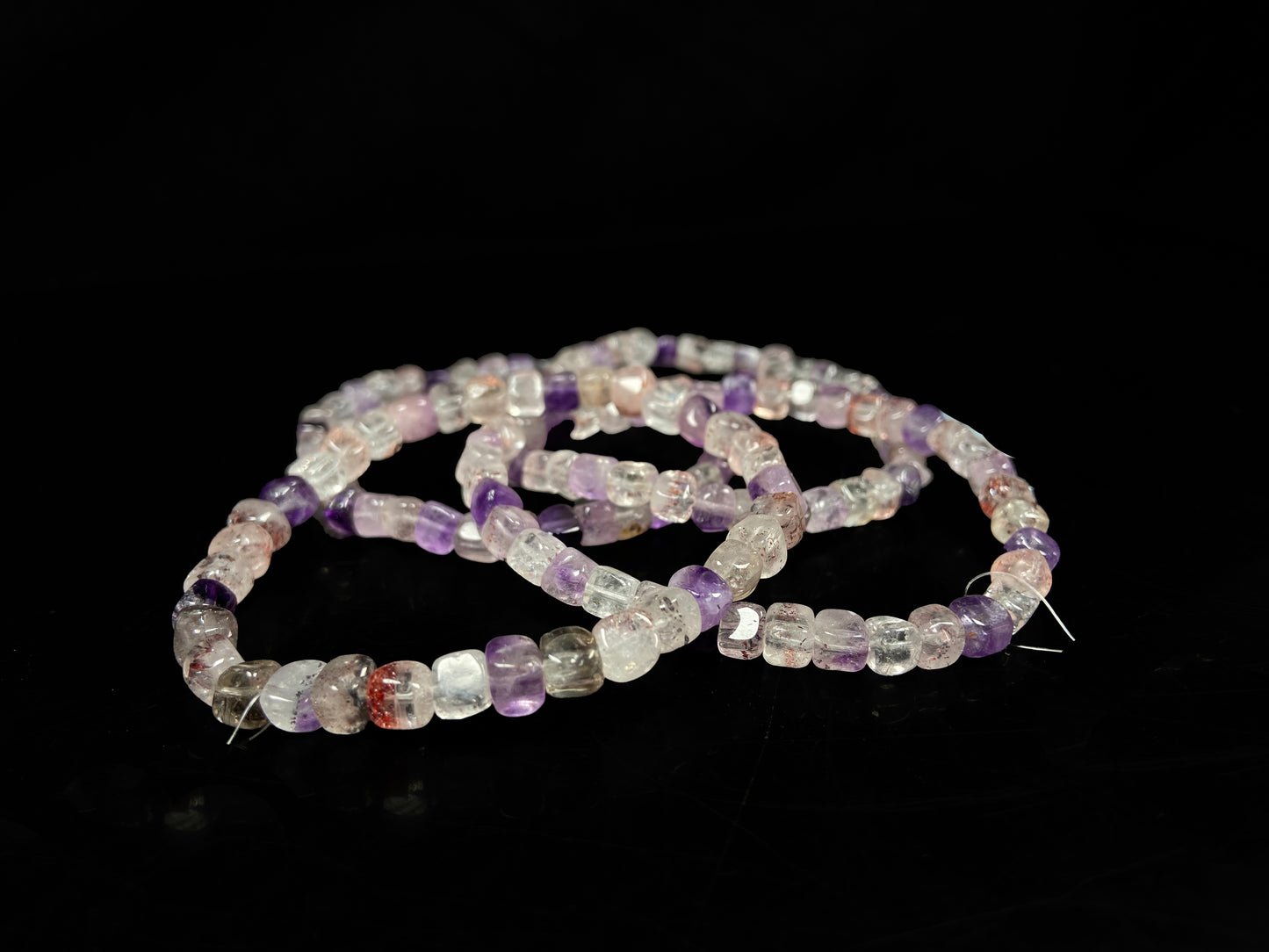 A mixed purple and clear tones crystal beads bracelet.