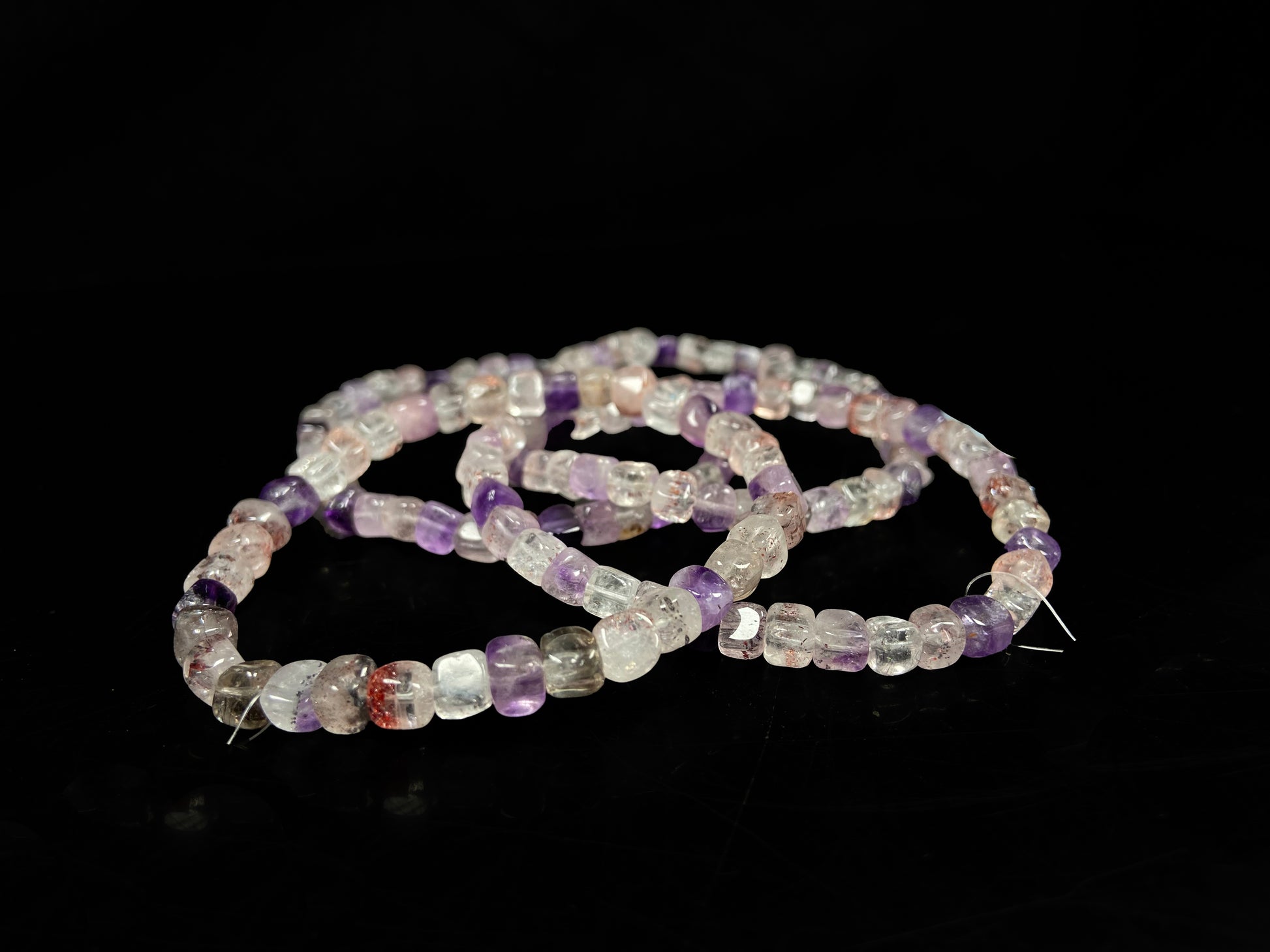 A mixed purple and clear tones crystal beads bracelet.