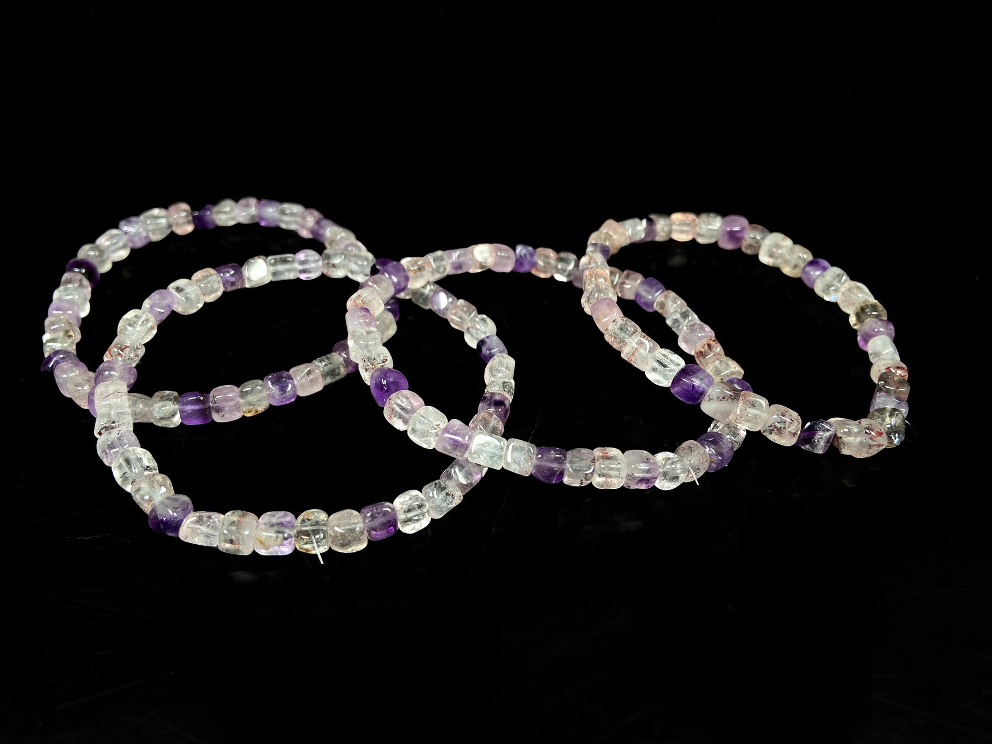 A mixed purple and clear tones crystal beads bracelet.