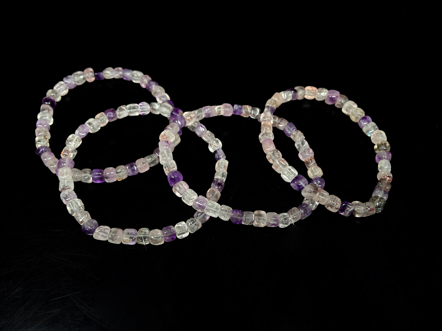 A mixed purple and clear tones crystal beads bracelet.