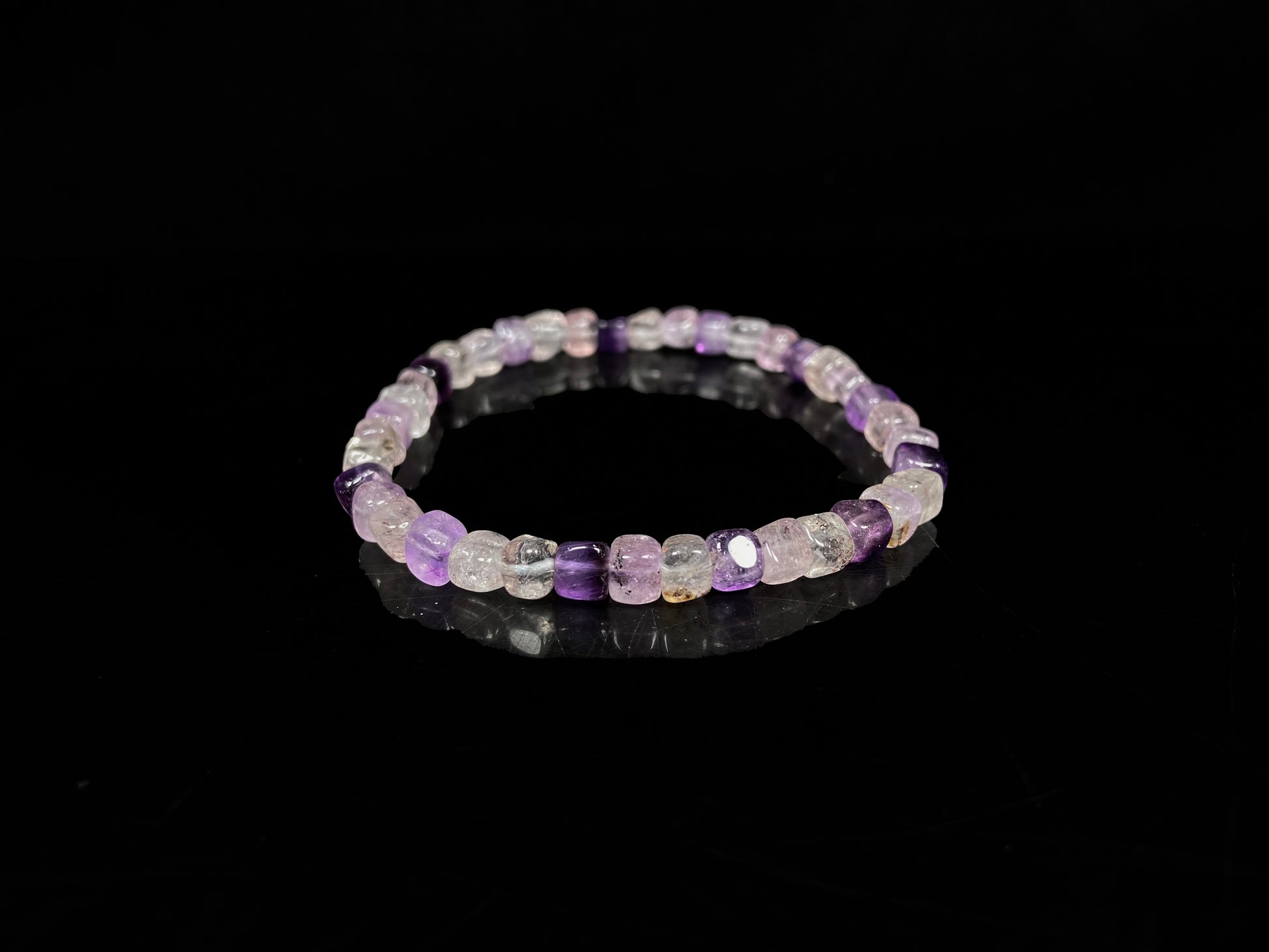 A mixed purple and clear tones crystal beads bracelet.