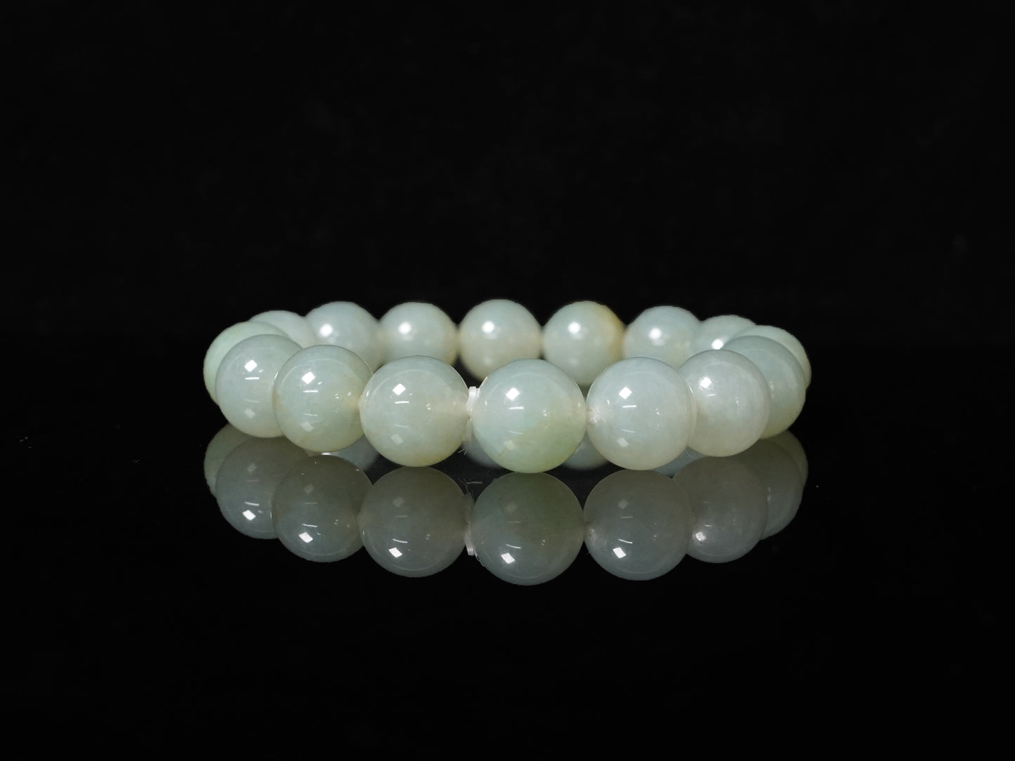 A warm icy green jadeite beads bracelet.