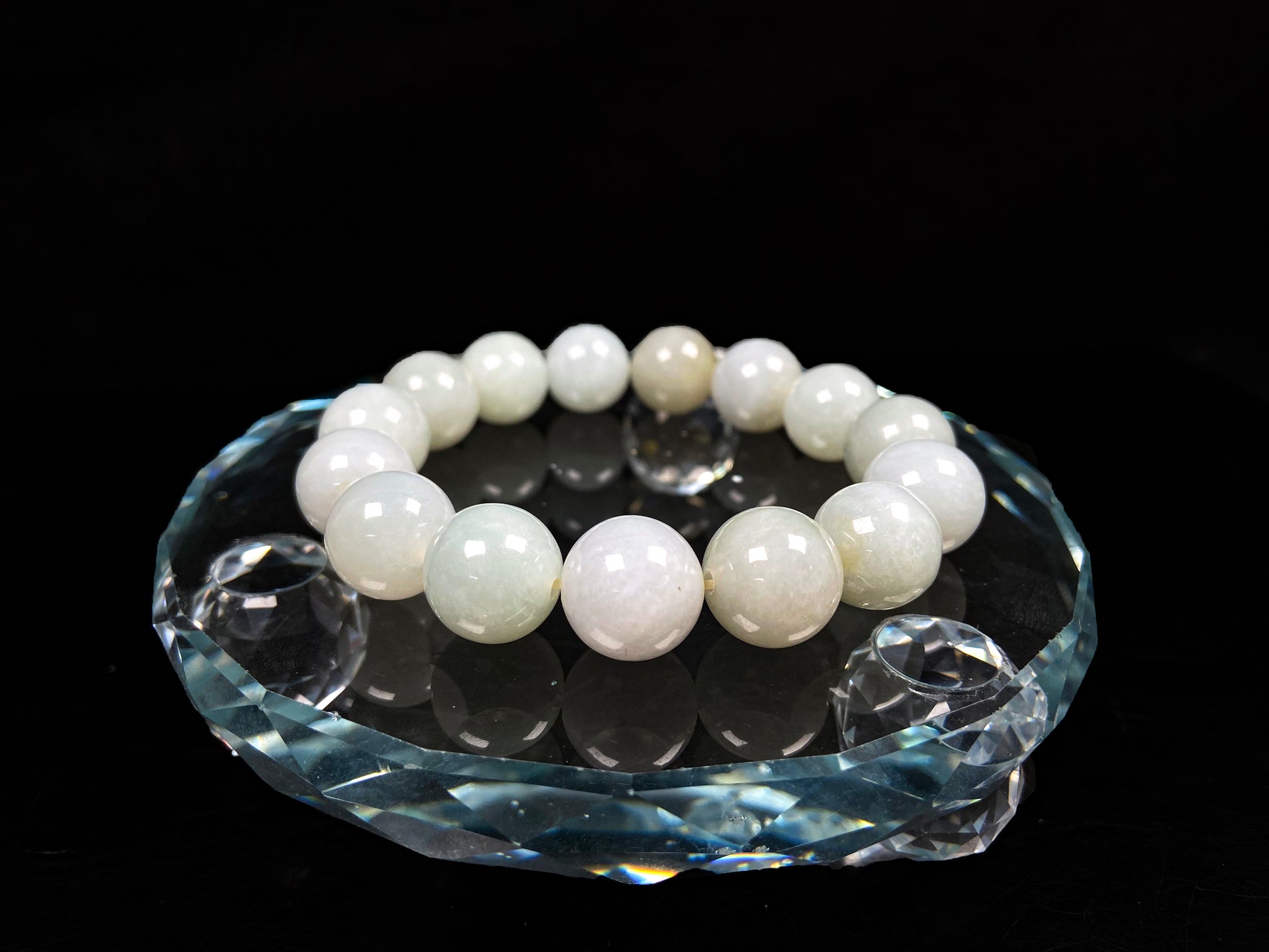 A creamy white soft green mix jadeite beads bracelet.