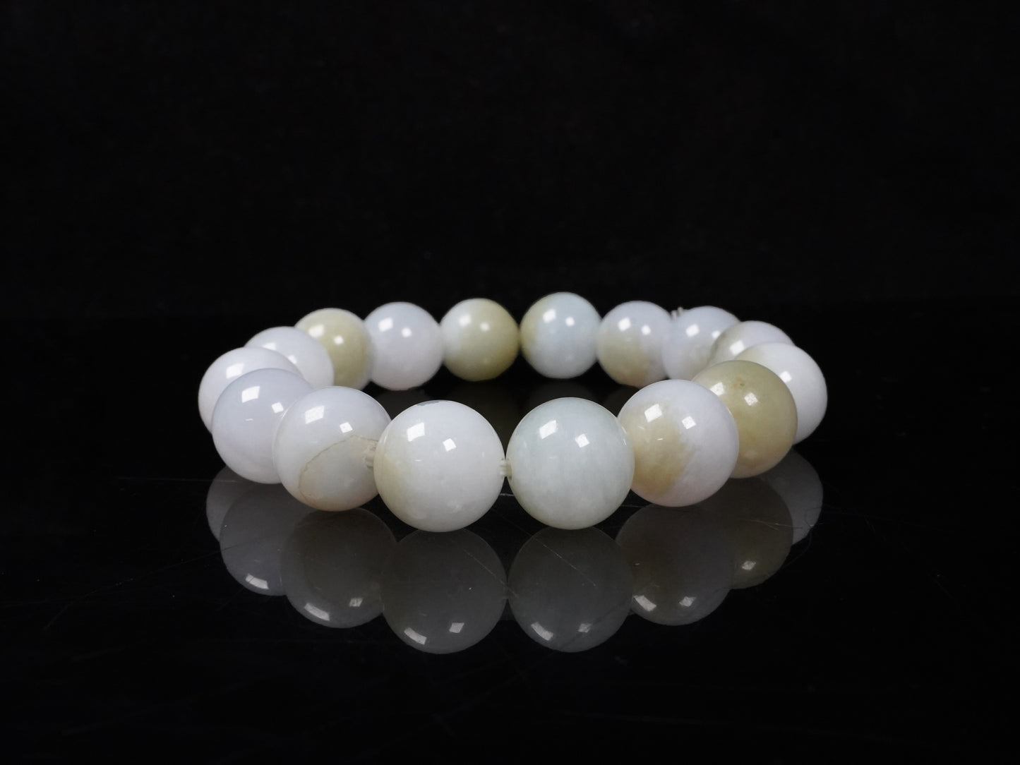 A white-pale yellow gradient jadeite beads bracelet.
