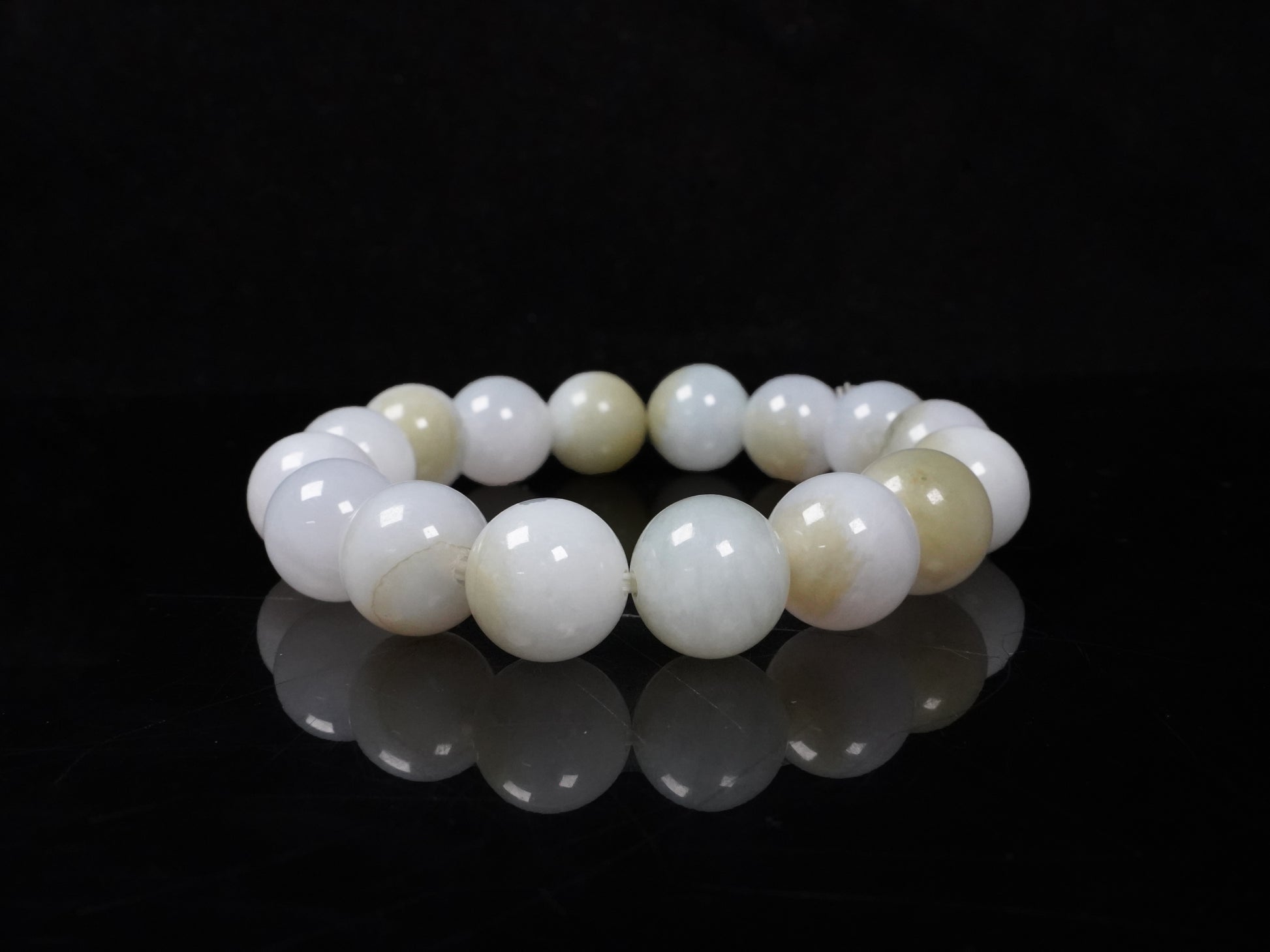 A white-pale yellow gradient jadeite beads bracelet.