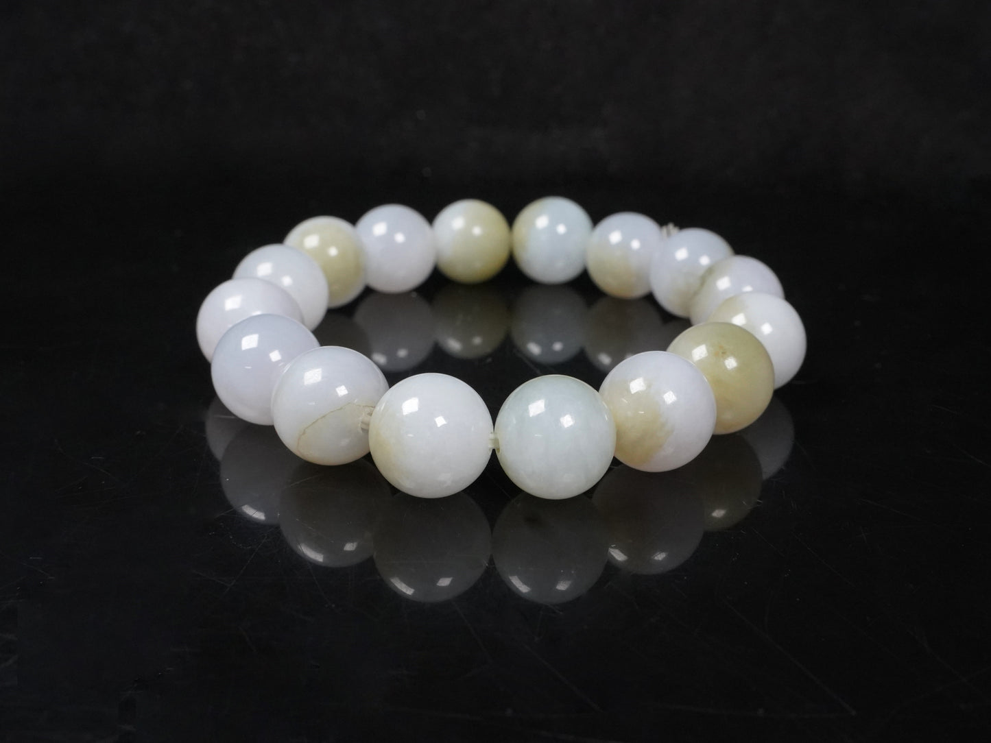 A white-pale yellow gradient jadeite beads bracelet.