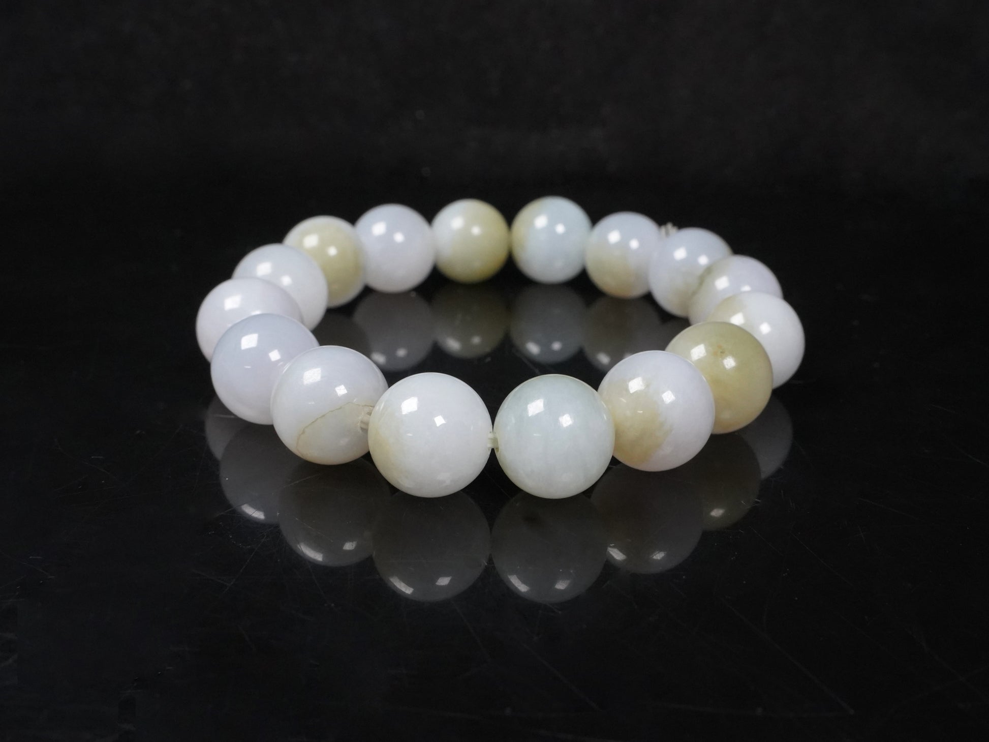 A white-pale yellow gradient jadeite beads bracelet.