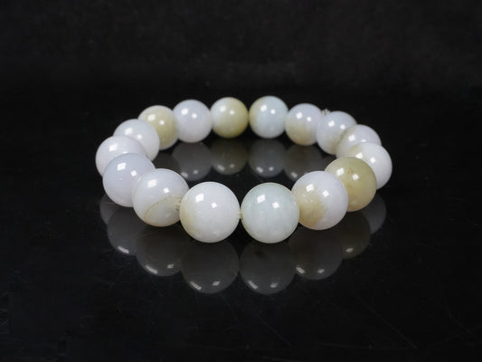 A white-pale yellow gradient jadeite beads bracelet.