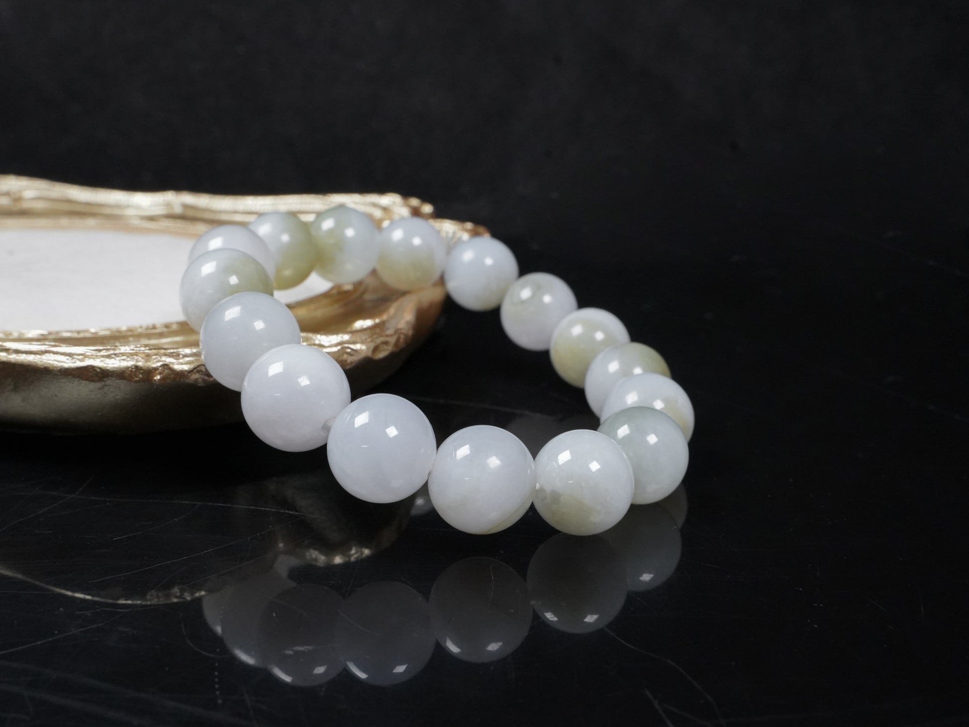A white-pale yellow gradient jadeite beads bracelet.