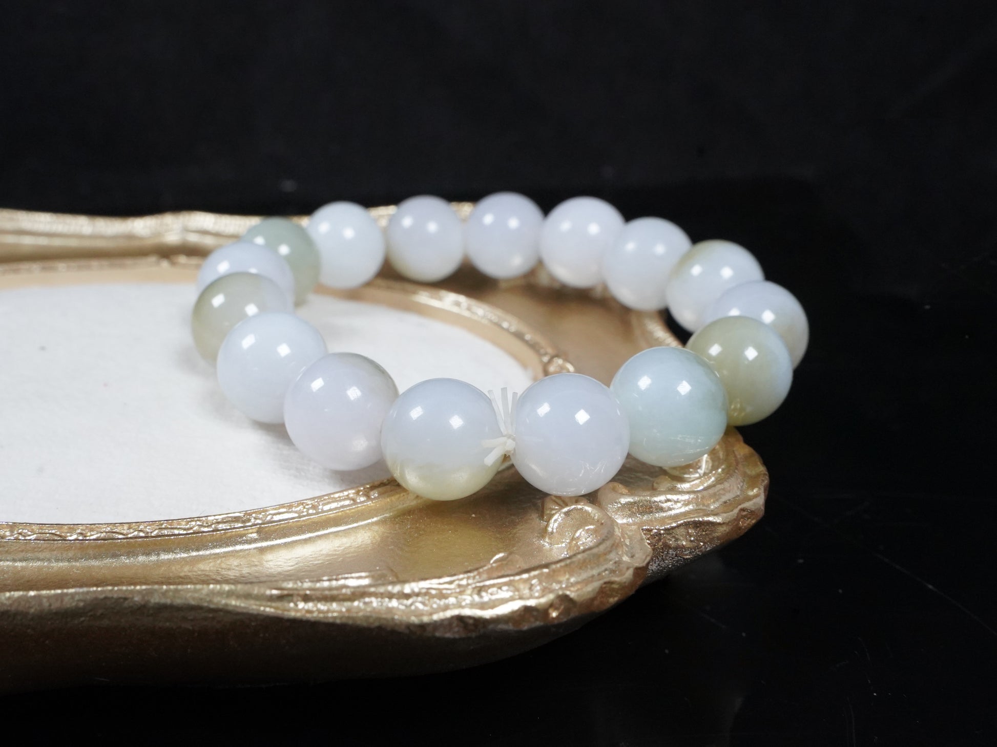A white-pale yellow gradient jadeite beads bracelet.