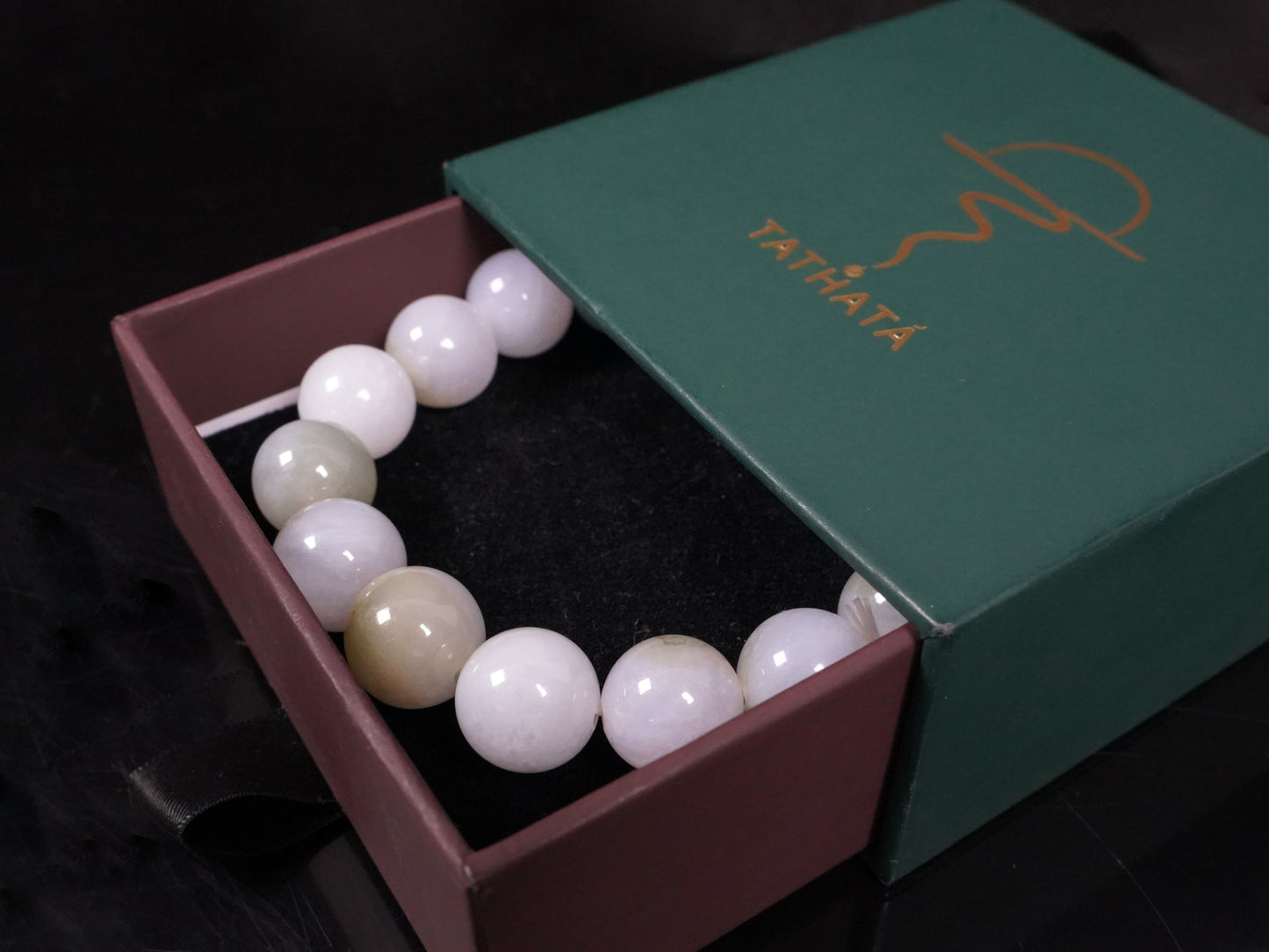 A white-pale yellow gradient jadeite beads bracelet.