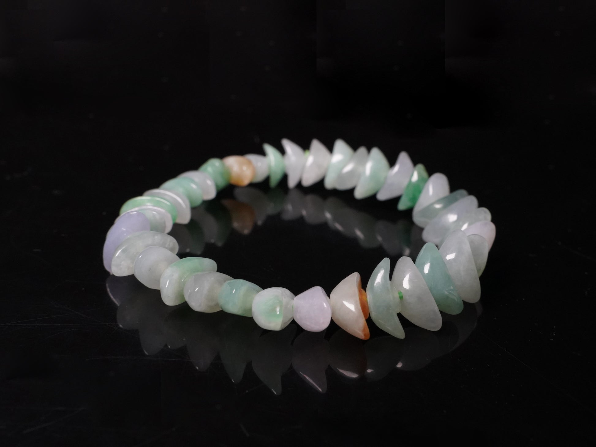 A multi-color Yuanbao-shaped jadeite beads bracelet.