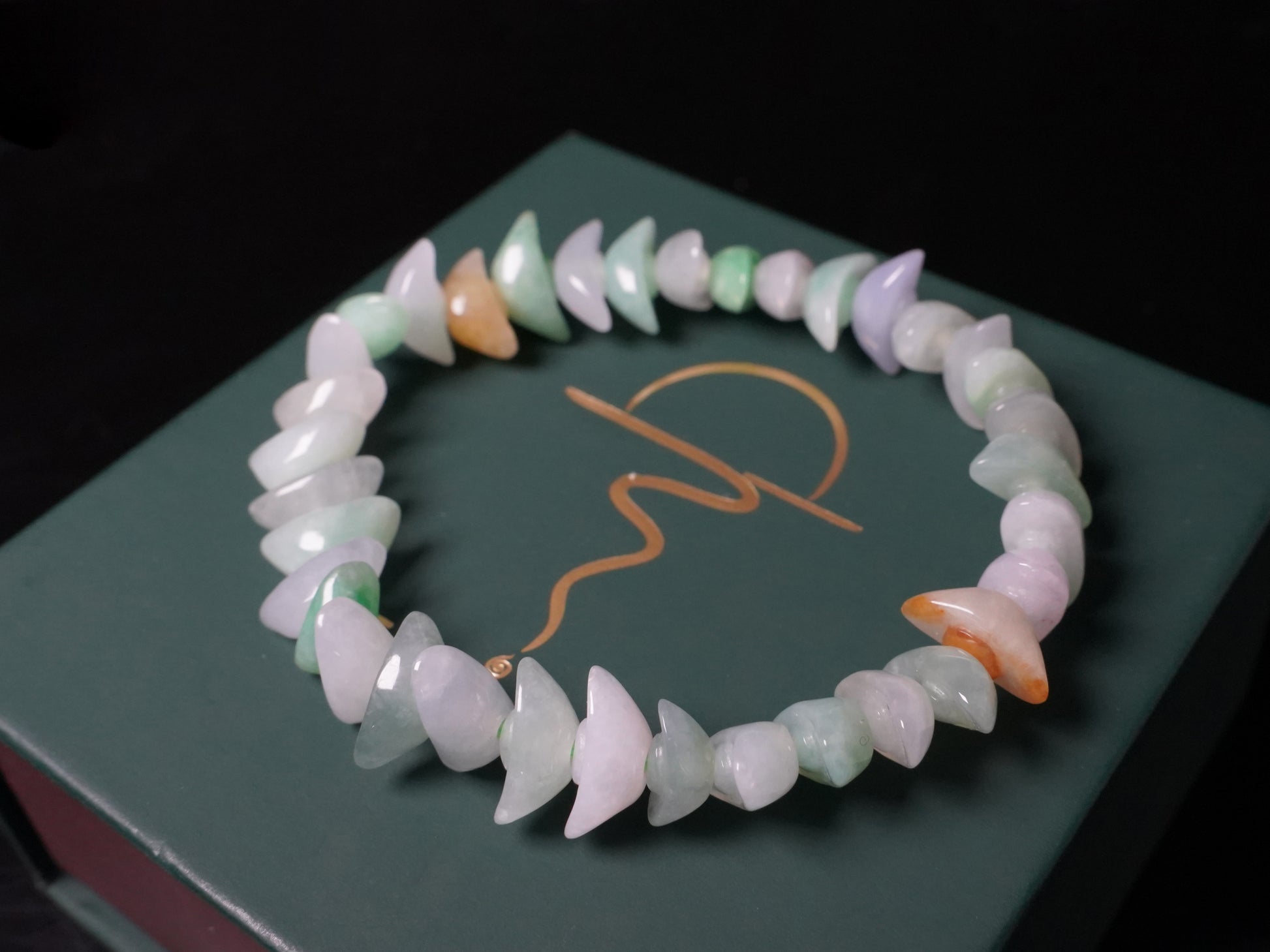 A multi-color Yuanbao-shaped jadeite beads bracelet.