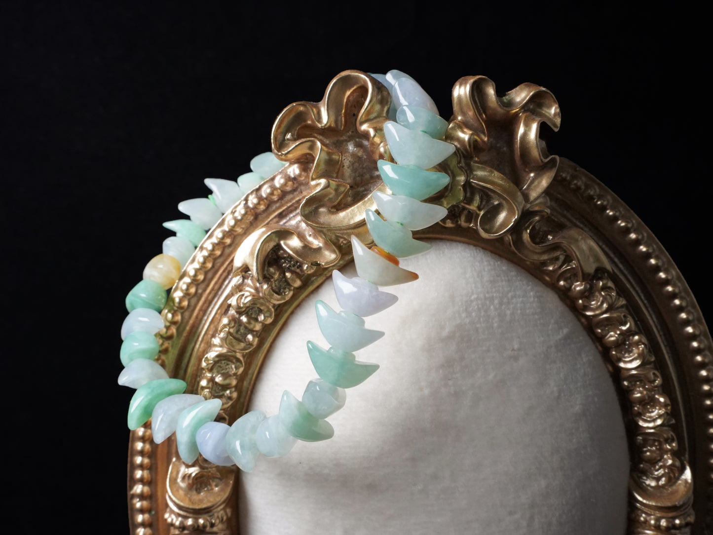 A multi-color Yuanbao-shaped jadeite beads bracelet.