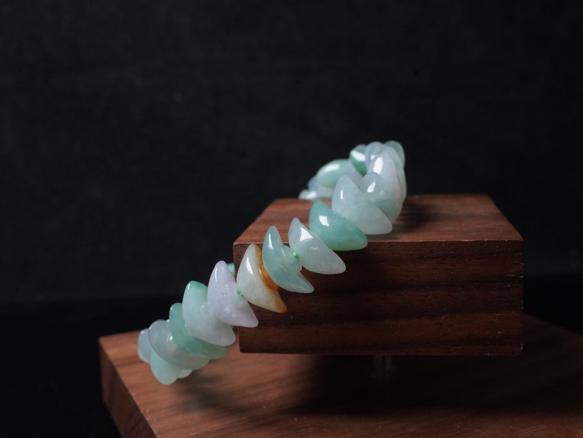 A multi-color Yuanbao-shaped jadeite beads bracelet.