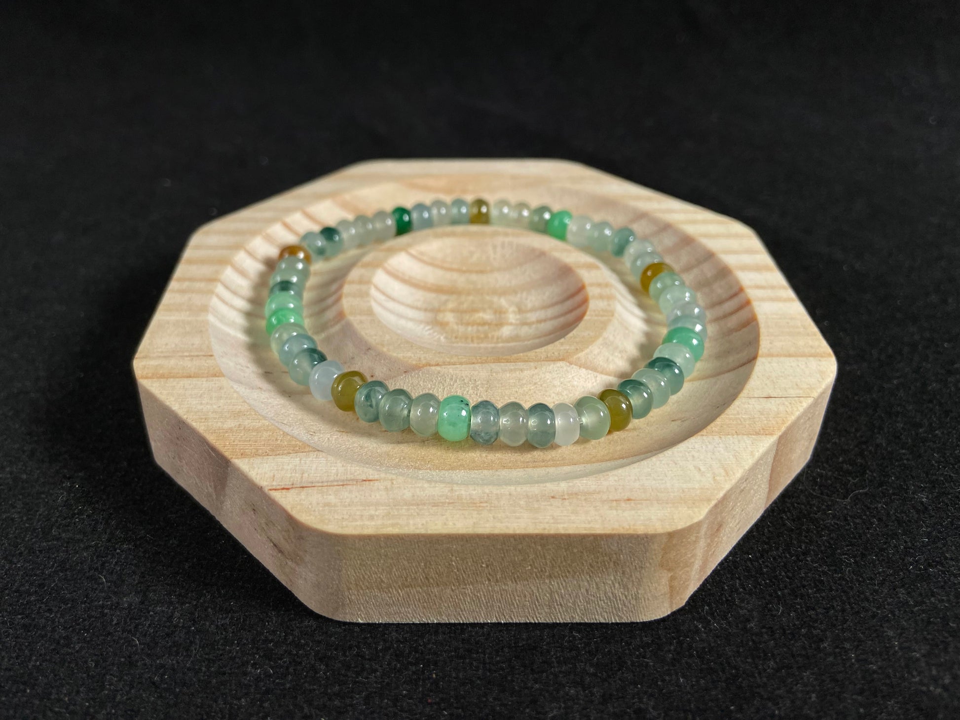 This jadeite bead strand features all transparent beads, including green 
,brown and Icy hues.
