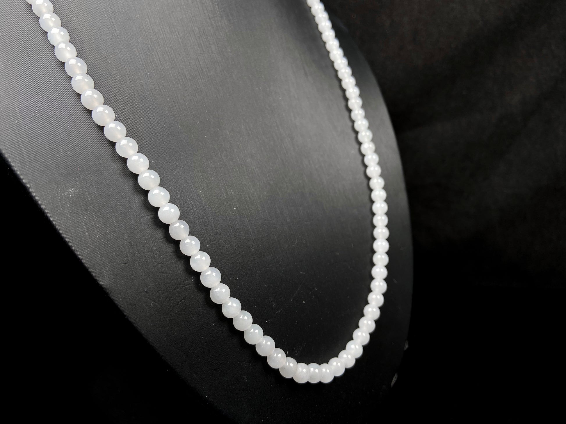 A milky moonbeam jadeite beads necklace.