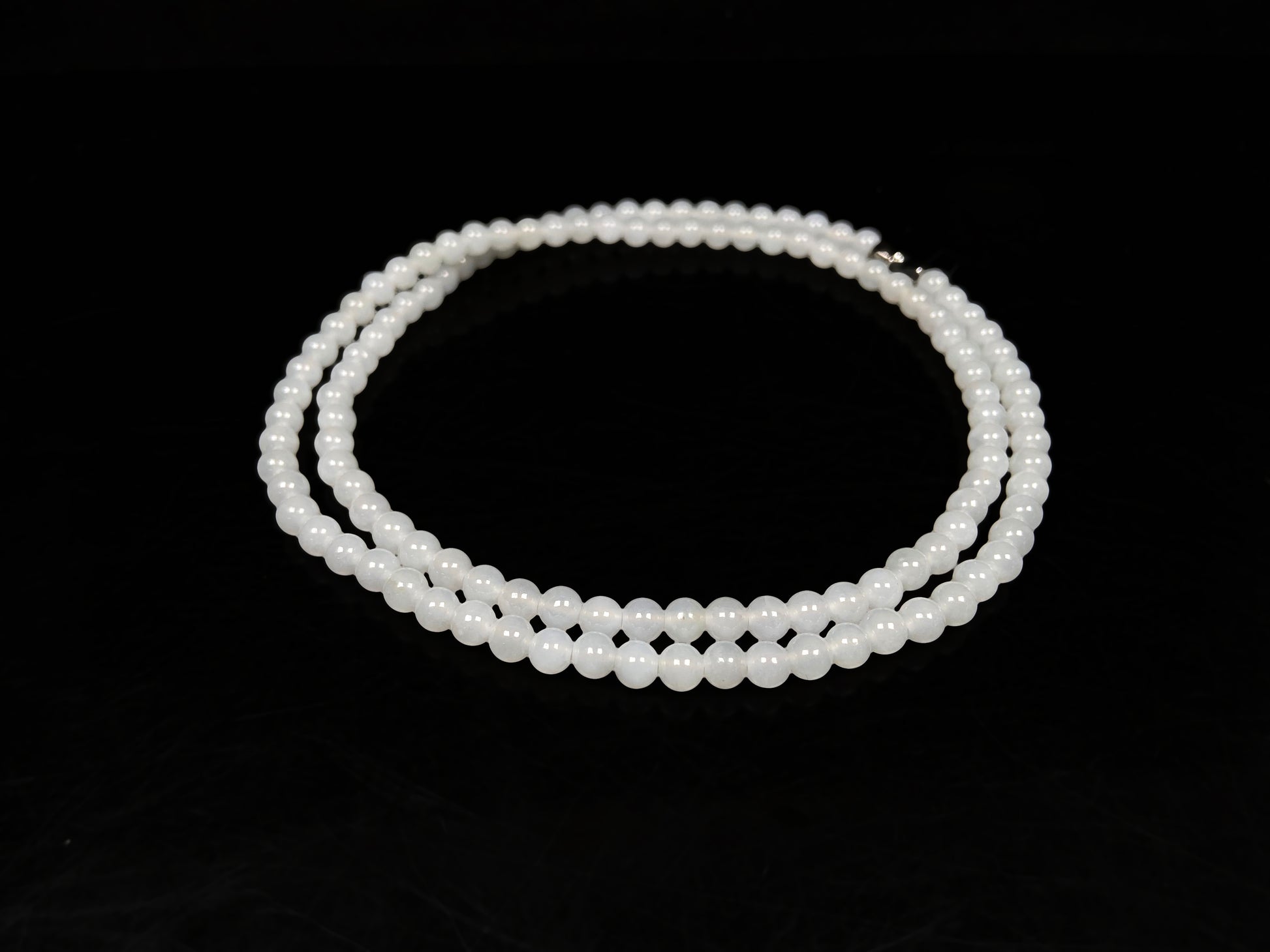 A milky moonbeam jadeite beads necklace.