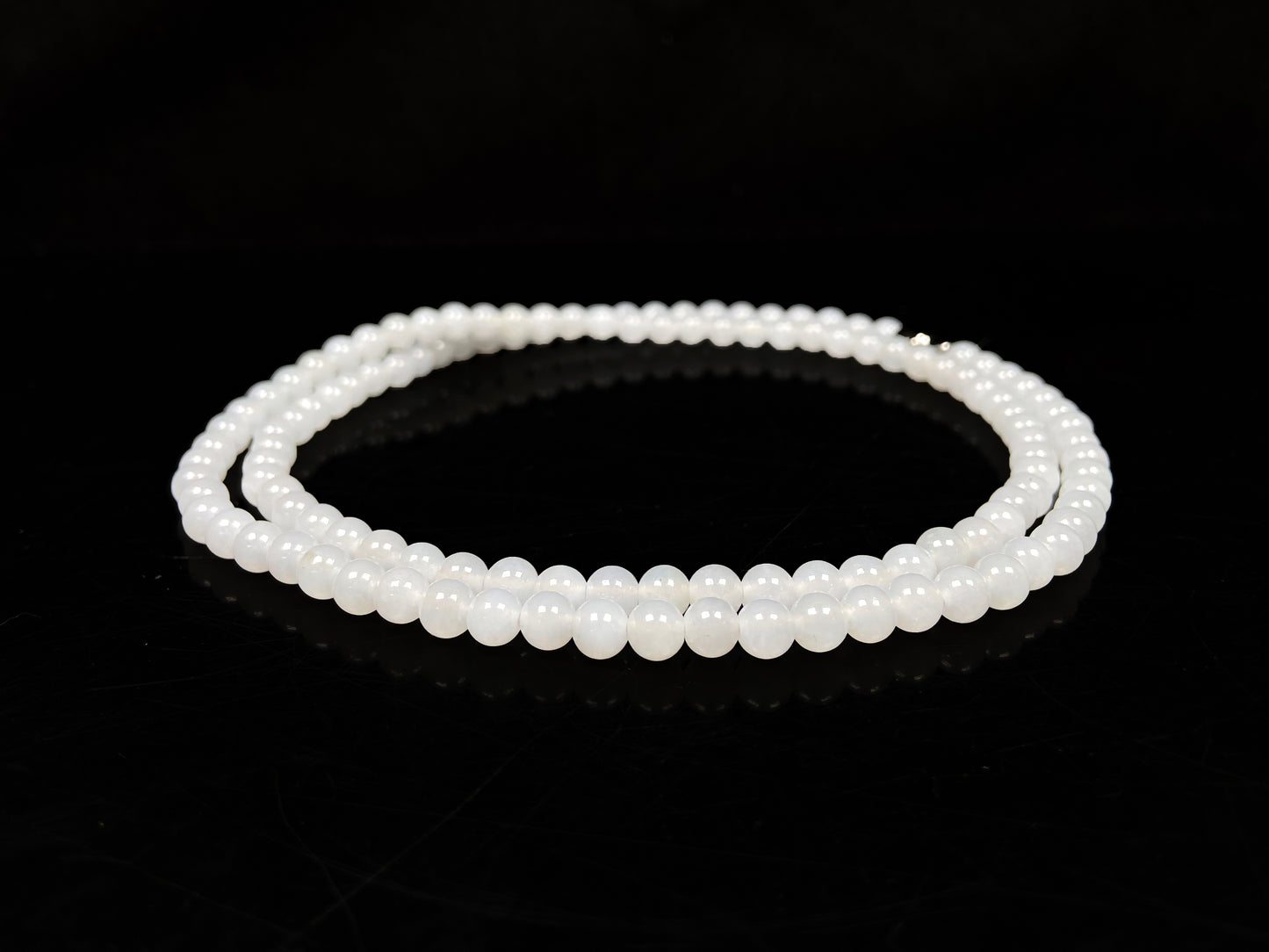 A milky moonbeam jadeite beads necklace.