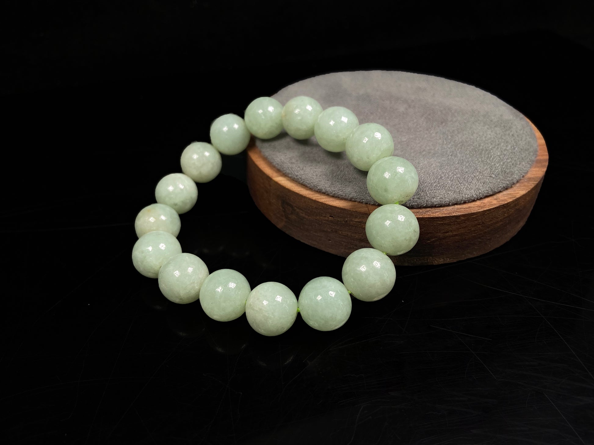A apple green jade strand jadeite beads bracelet.