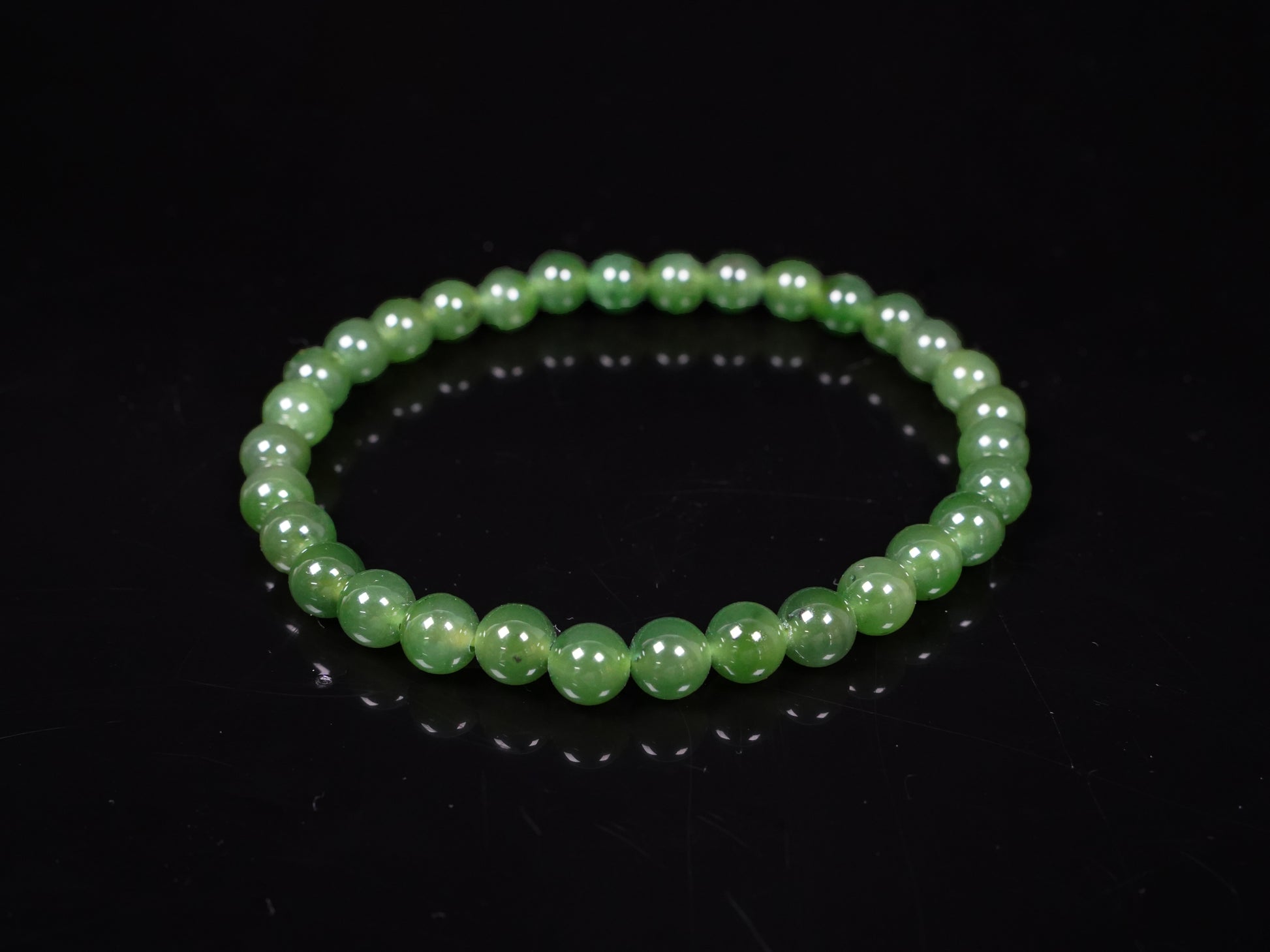  A icy vivid forest green Jadeite Beads Bracelet.