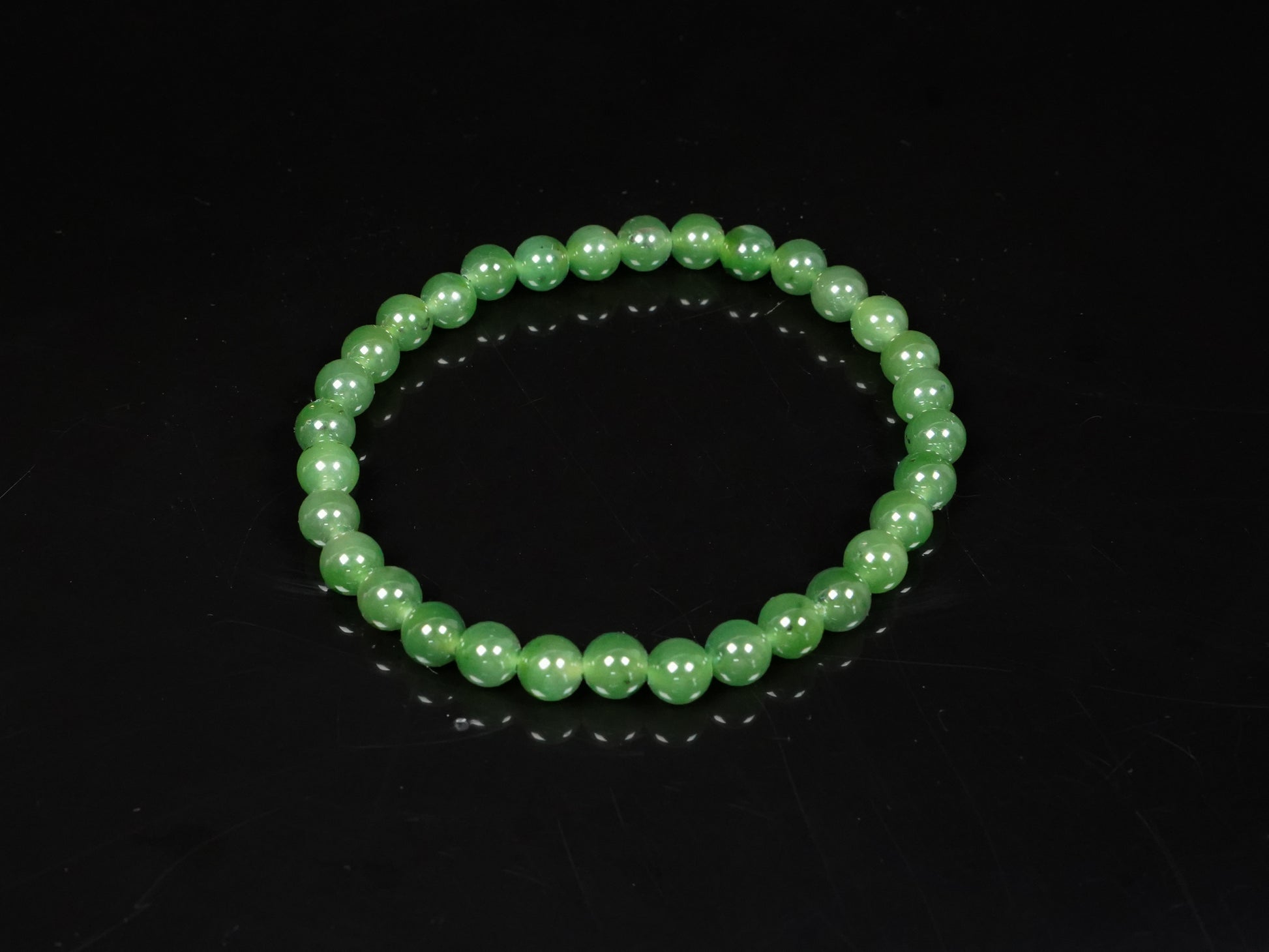 A icy vivid forest green Jadeite Beads Bracelet.