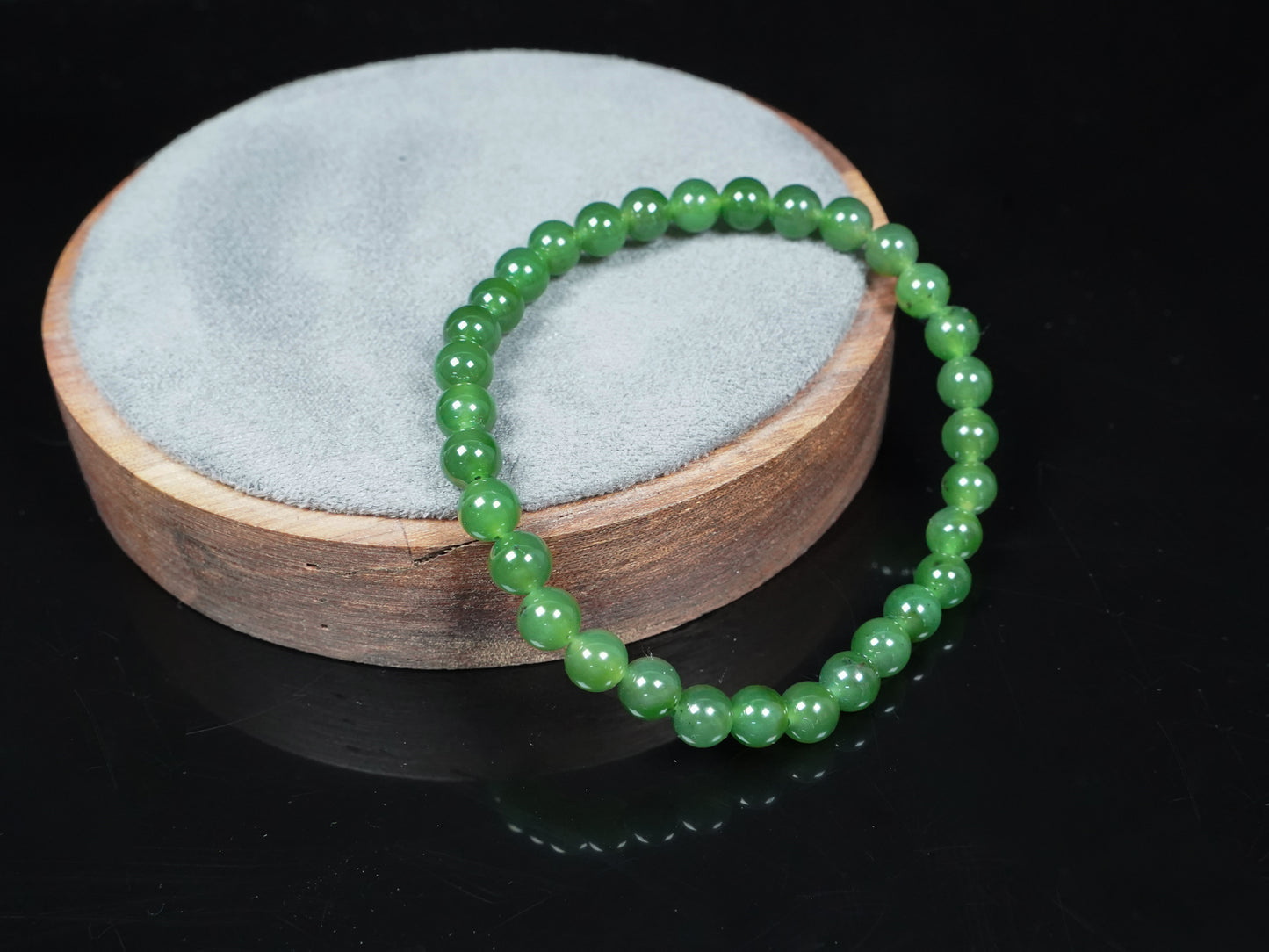  A icy vivid forest green Jadeite Beads Bracelet.
