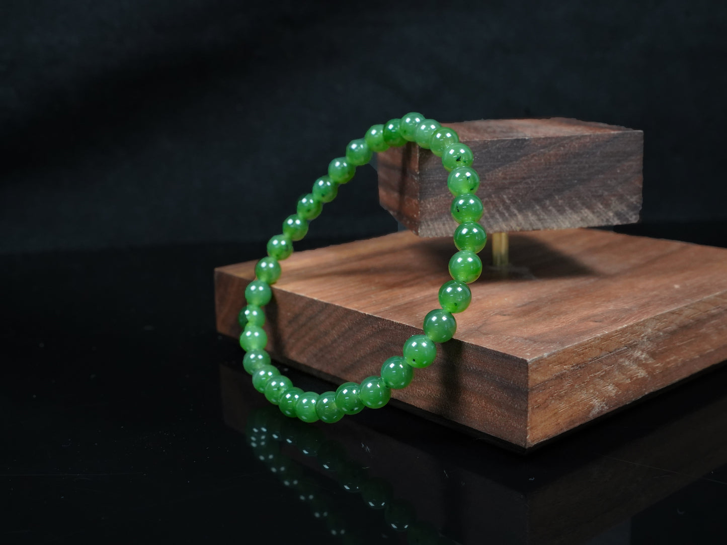  A icy vivid forest green Jadeite Beads Bracelet.