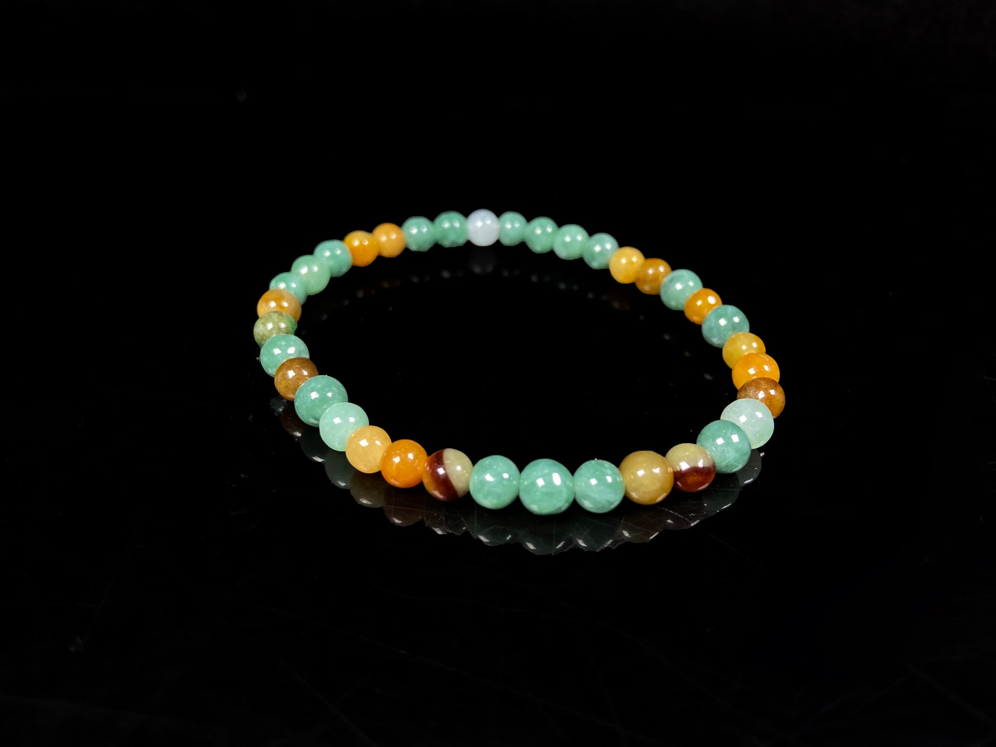 A dreamy green honey mix jadeite beads bracelet.