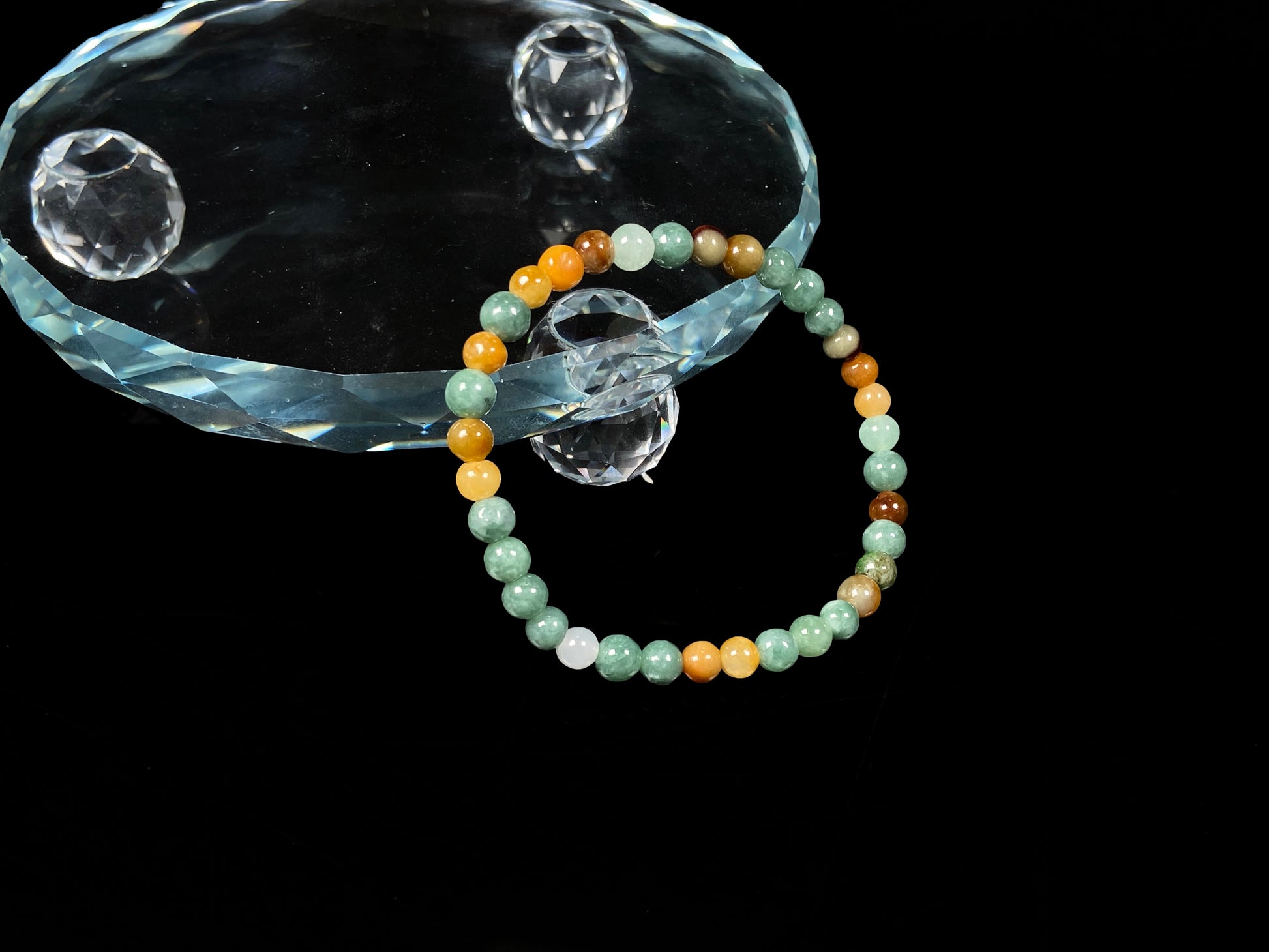 A dreamy green honey mix jadeite beads bracelet.