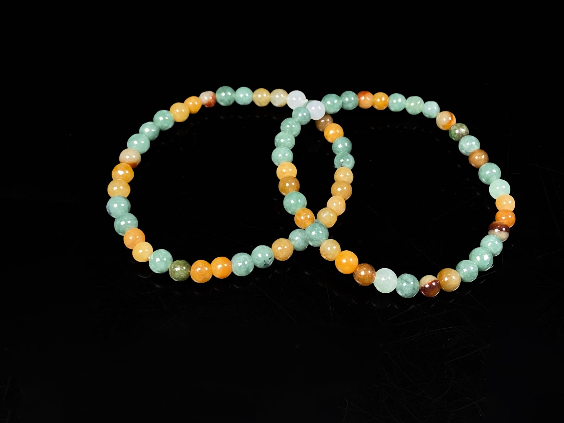 A dreamy green honey mix jadeite beads bracelet.