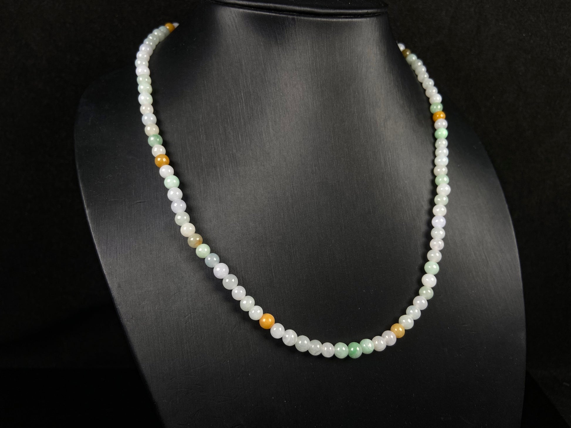 A gentle tri-color harmony jadeite beads bracelet & necklace.