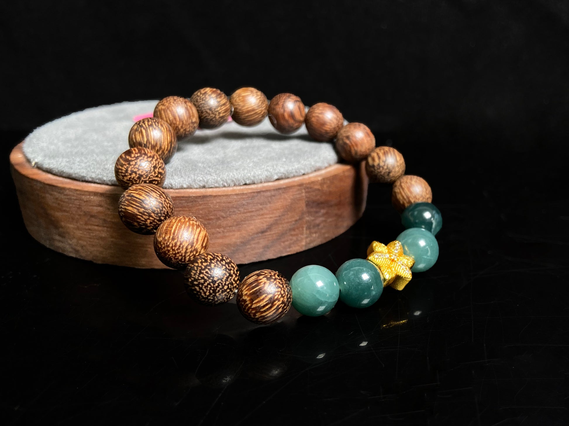 A golden star’s fortune blue bead jadeite brown agarwood bracelet.