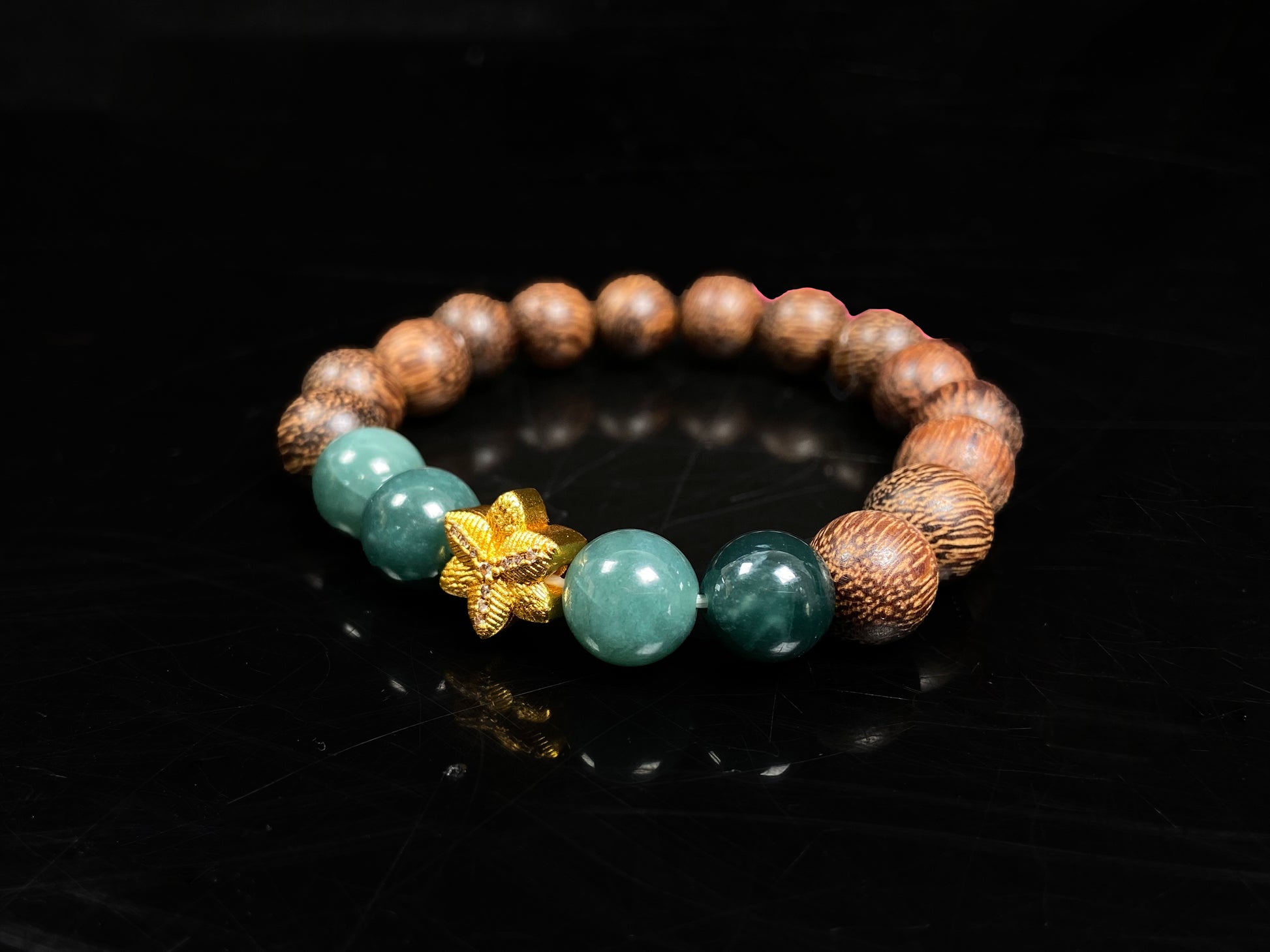 A golden star’s fortune blue bead jadeite brown agarwood bracelet.