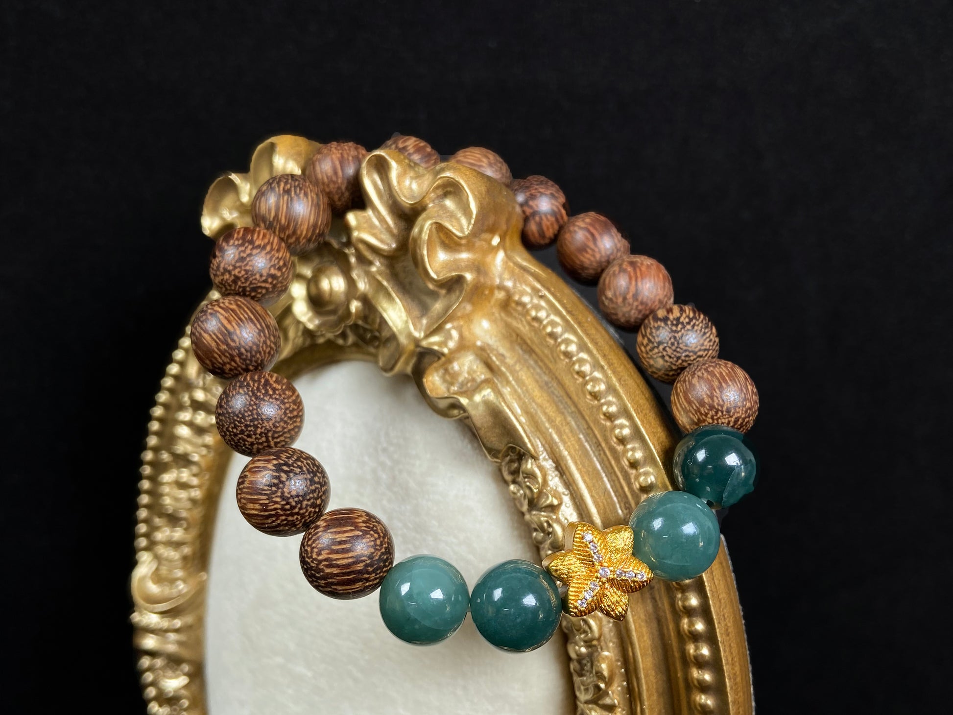 A golden star’s fortune blue bead jadeite brown agarwood bracelet.