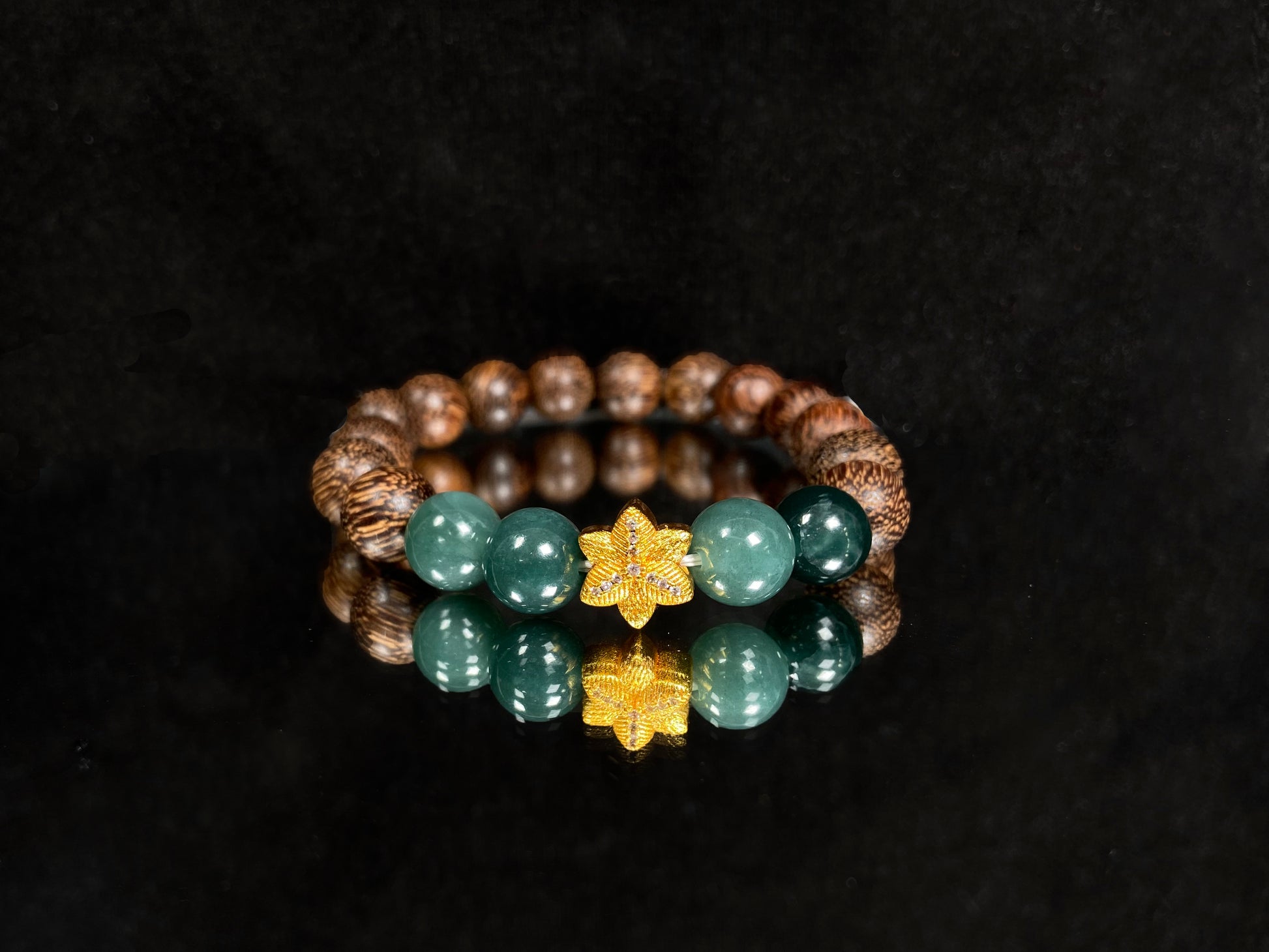 A golden star’s fortune blue bead jadeite brown agarwood bracelet.