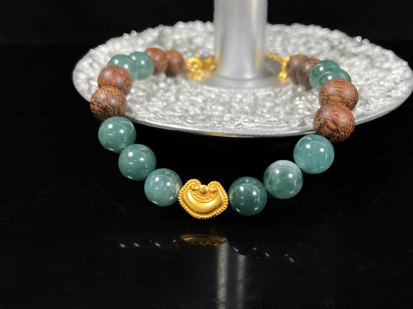 A auspicious golden Ruyi blue bead jadeite brown bead agarwood bracelet.