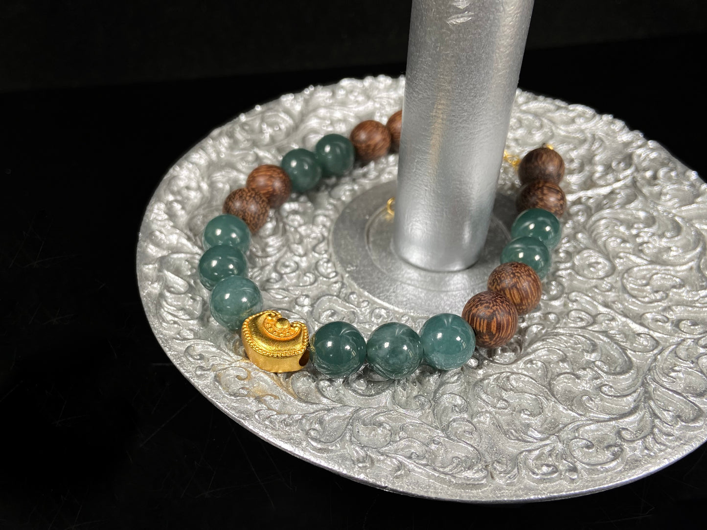 A auspicious golden Ruyi blue bead jadeite brown bead agarwood bracelet.