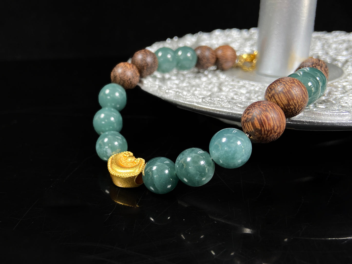 A auspicious golden Ruyi blue bead jadeite brown bead agarwood bracelet.
