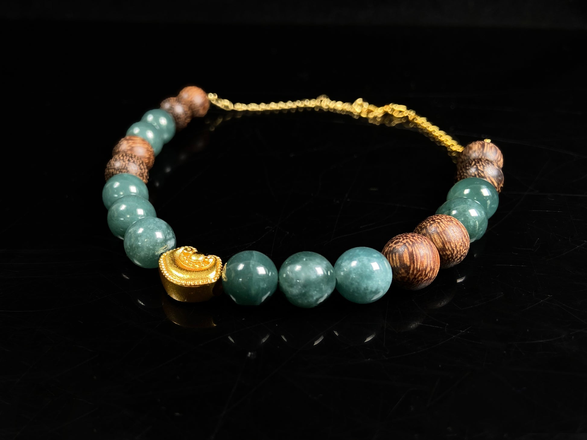A auspicious golden Ruyi blue bead jadeite brown bead agarwood bracelet.